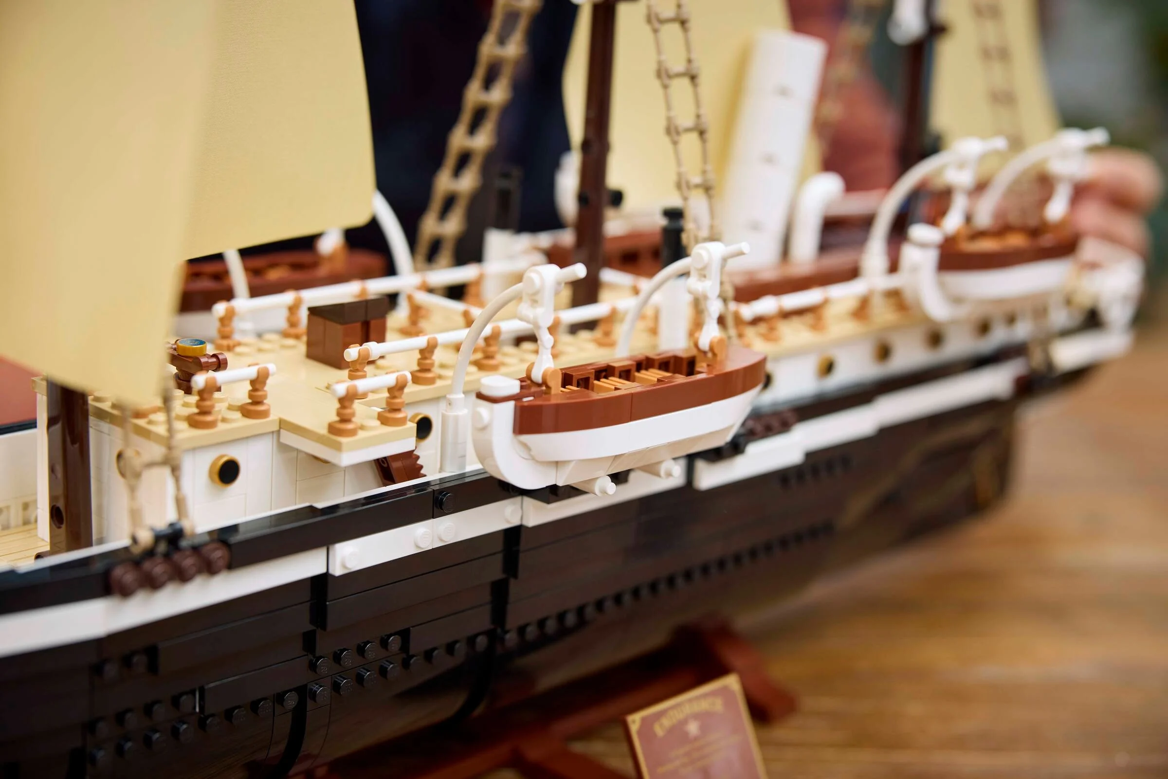 O imagine detaliată a navei Endurance construite din LEGO, prezentând bărcile de salvare și detaliile de pe punte.