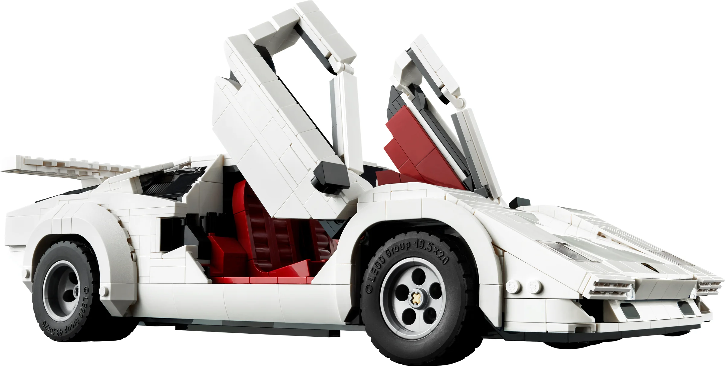 Mașină albă Lamborghini Countach cu uși deschise, interior roșu vizibil. Detalii precise, iconice.