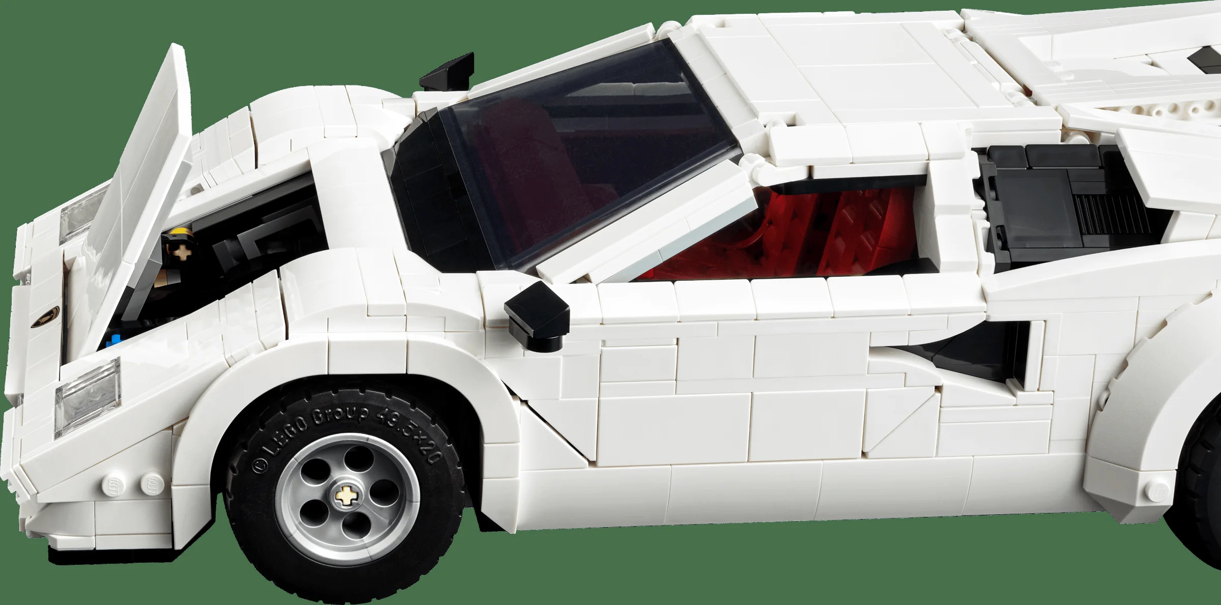 Prim plan cu Lamborghini Countach alb, cu capota ridicată, detaliind interiorul.