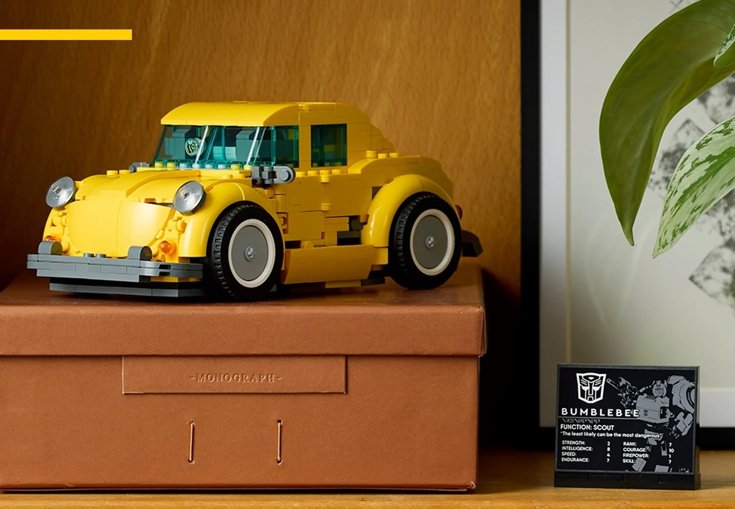 O imagine cu modelul LEGO Bumblebee 10338, prezentând designul detaliat al mașinii galbene.