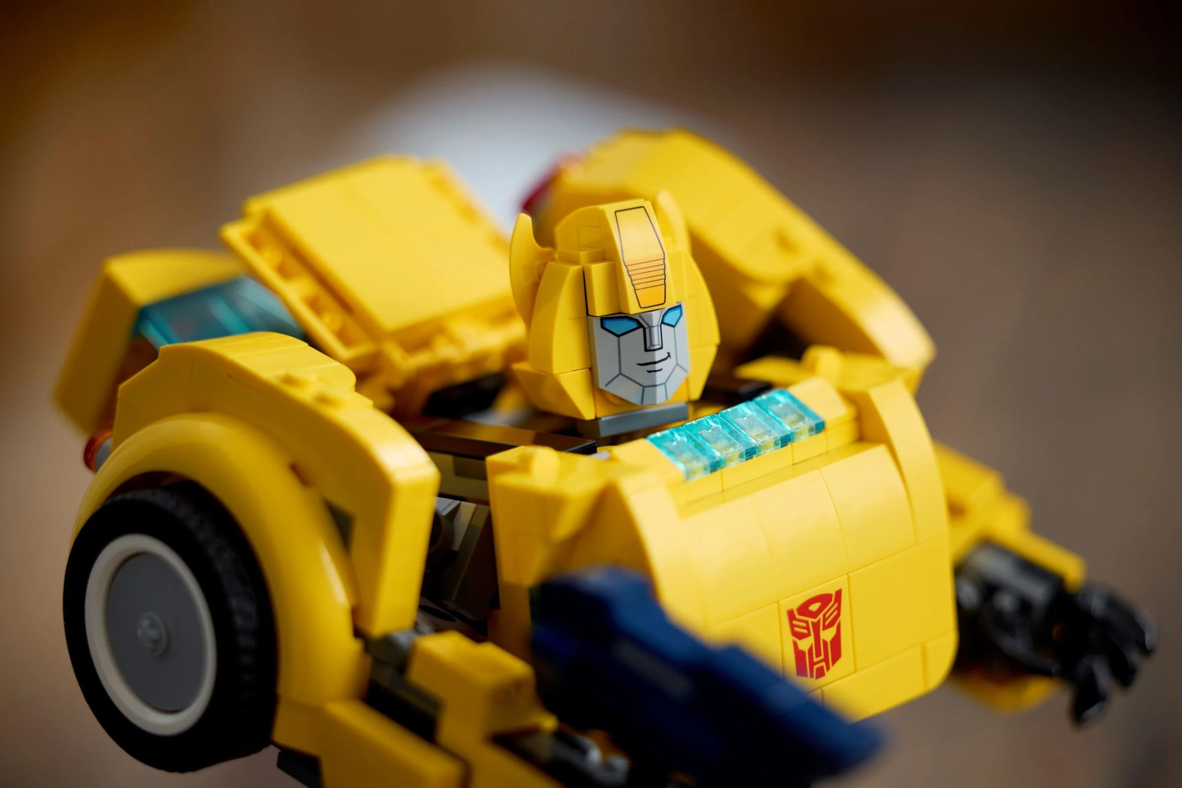 Prim-plan cu Bumblebee LEGO, detaliind capul, trunchiul și sigla Autobot.