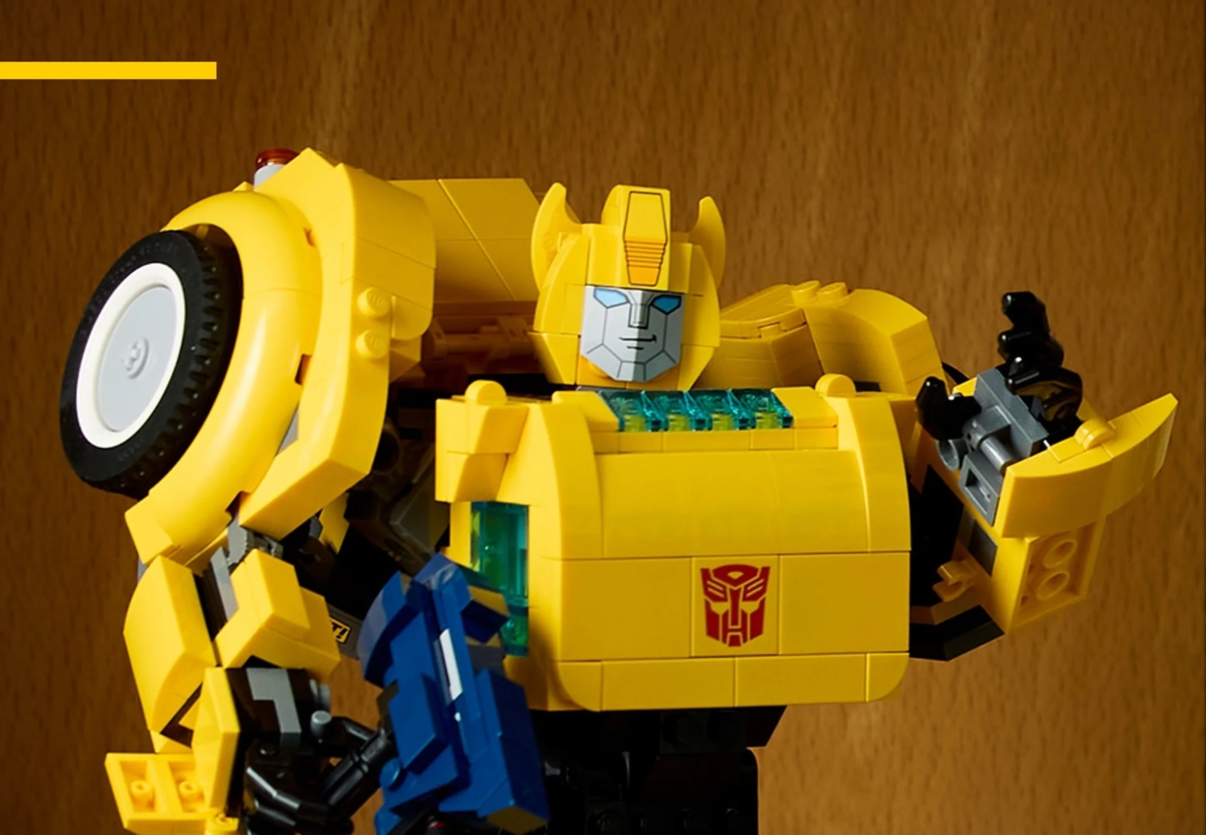 Prim-plan cu Bumblebee LEGO, robot transformabil galben cu detalii albastre și negre.