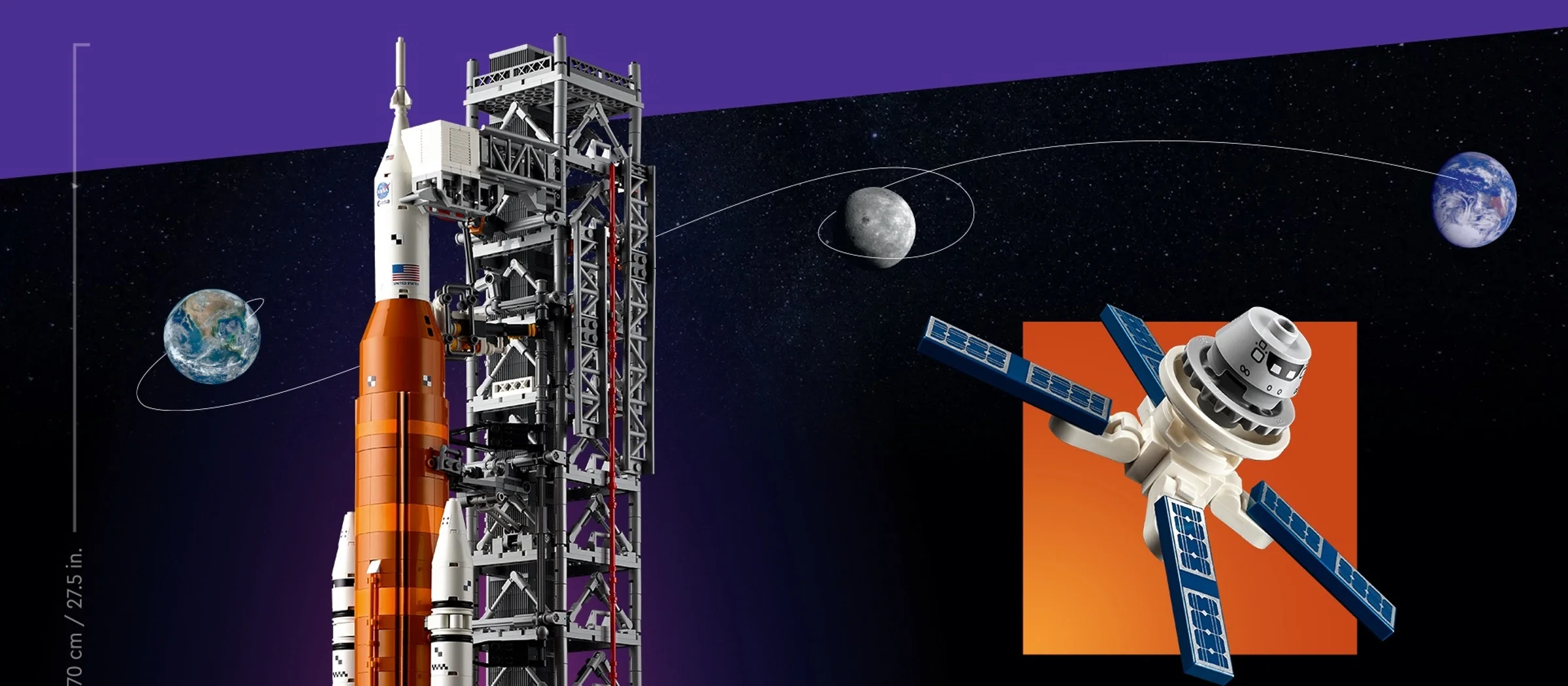 Modelul LEGO NASA Artemis SLS, cu lansatorul, turnul și satelitul pe fundal spațial.