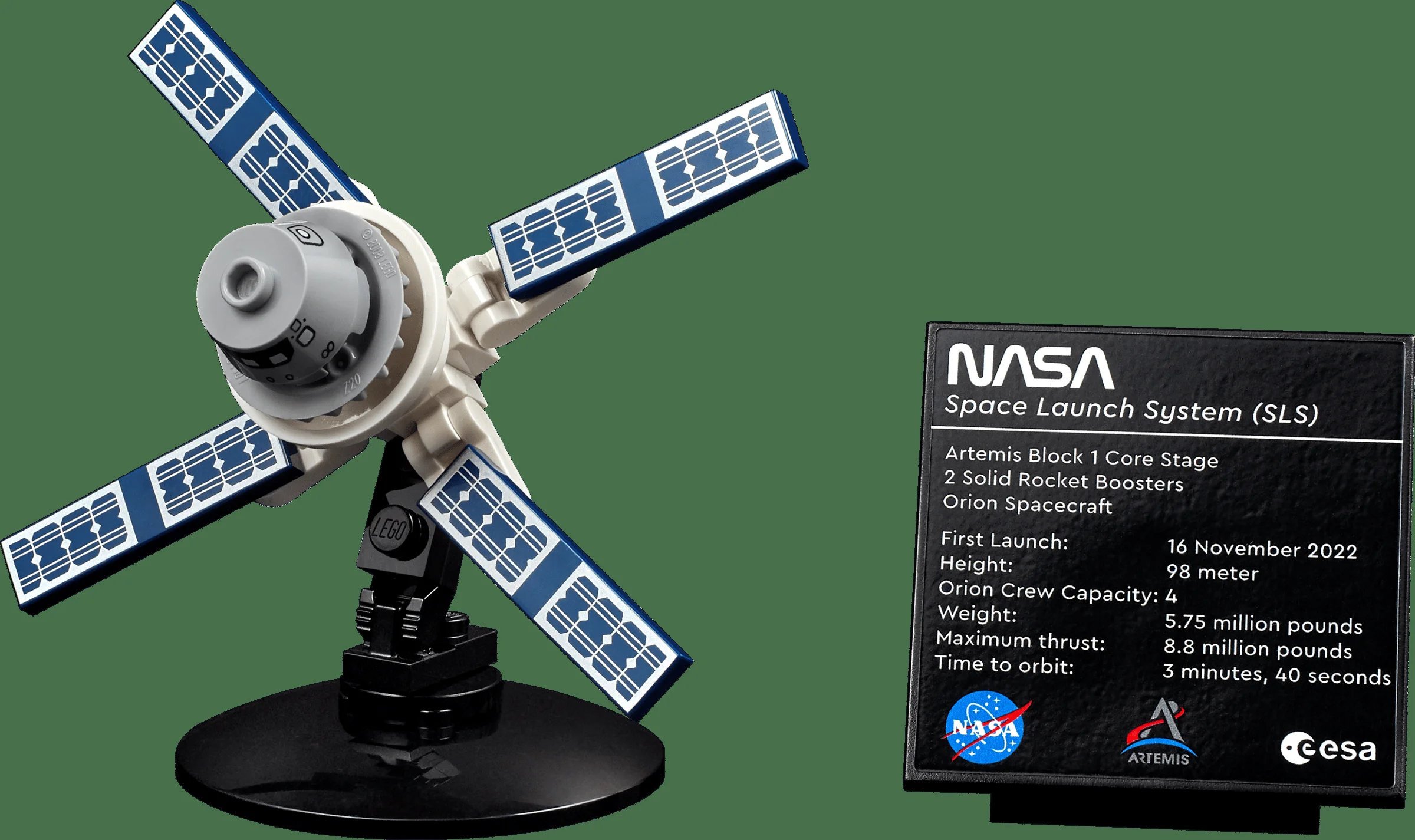 Imagine cu modelul LEGO NASA Artemis Space Launch System și o plăcuță cu informații despre acesta.