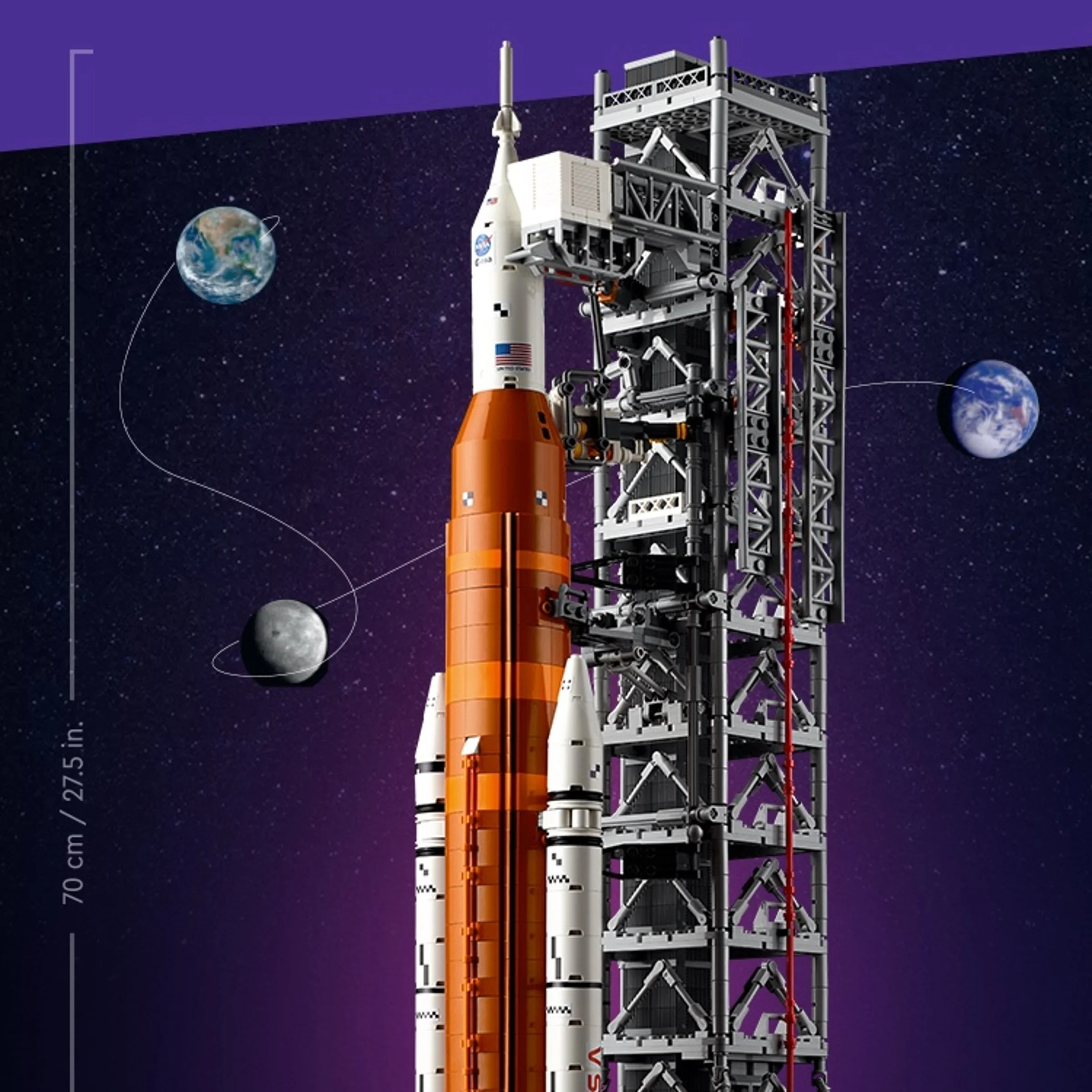 Modelul LEGO al rachetei NASA Artemis și turnul de lansare, ilustrând dimensiunea impresionantă.
