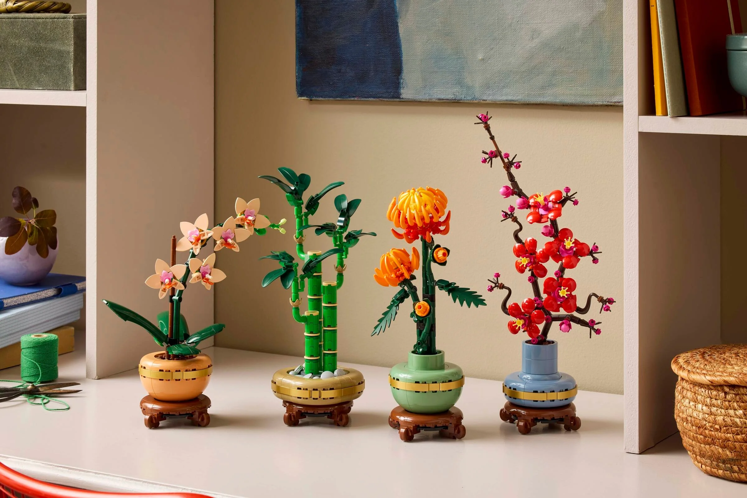 Imagine cu cele 4 plante LEGO Botanicals: orhidee, bambus, crizantemă și prun înflorit.