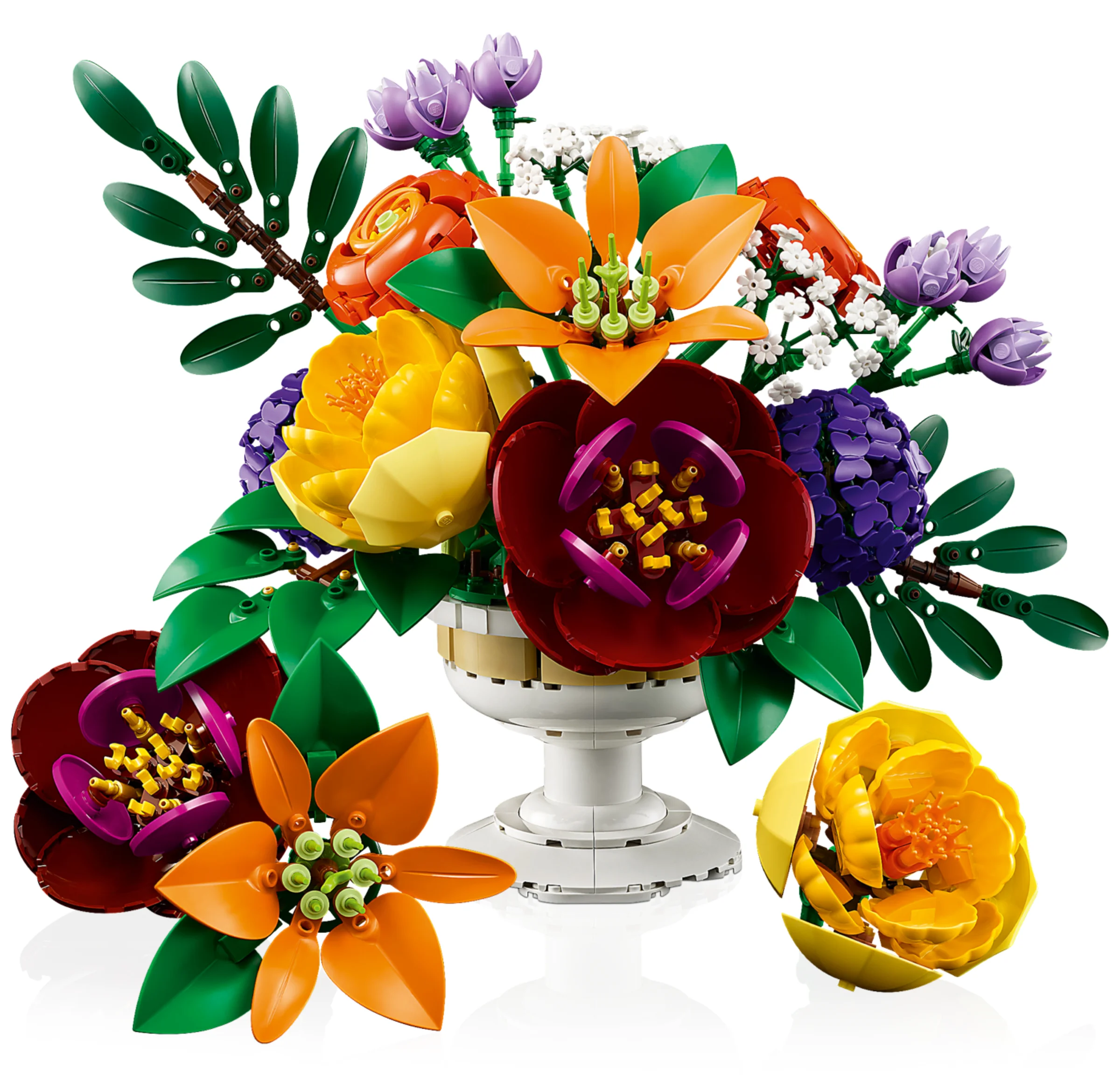 Aranjament floral LEGO 10345: o colecție vibrantă de flori și frunze colorate într-o vază elegantă.