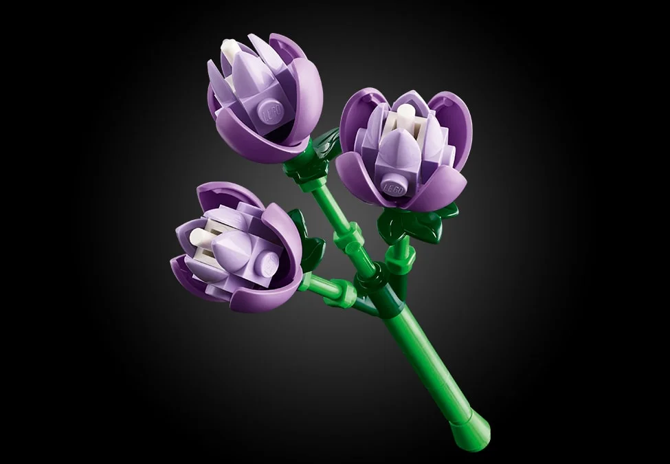 Aranjament floral LEGO cu trei flori lalea mov. Detaliu construibil și decorativ.