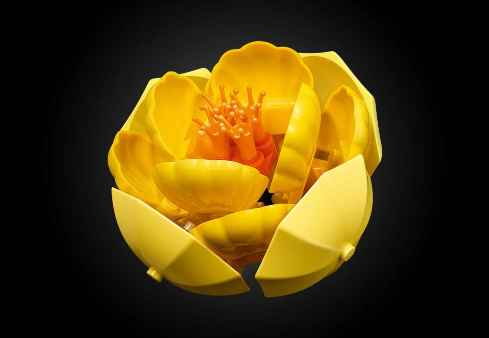 Imagine detaliată a aranjamentului floral LEGO galben și portocaliu.