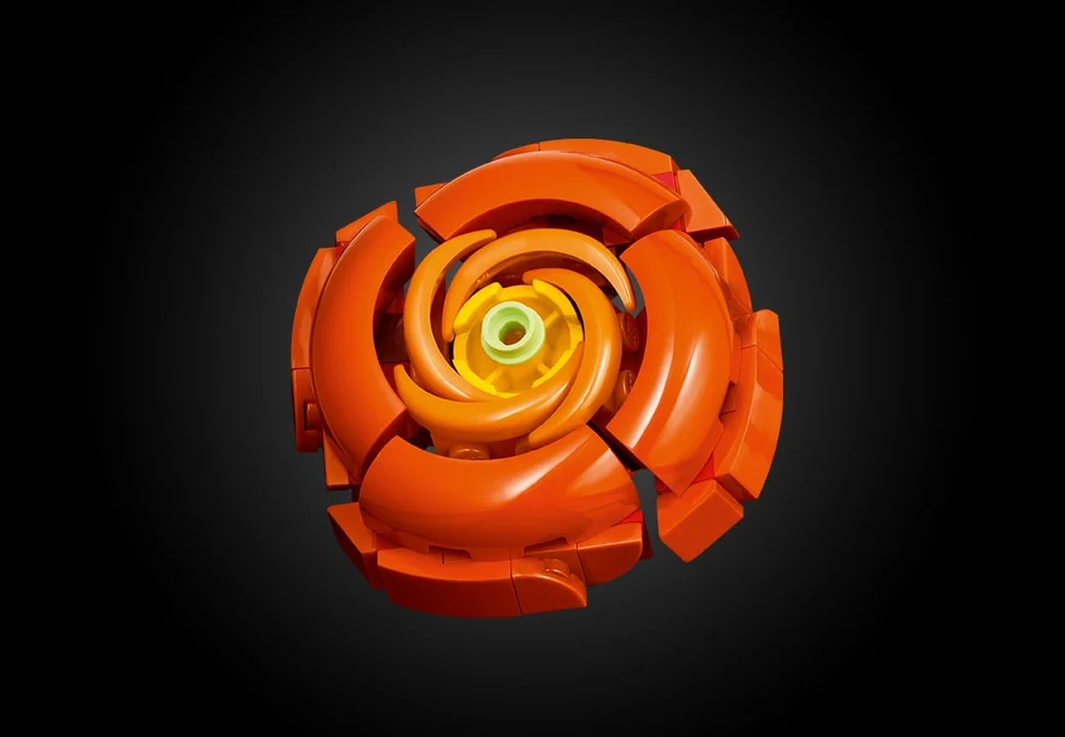 Prim plan cu o floare portocalie LEGO din setul Aranjament Floral 10345.