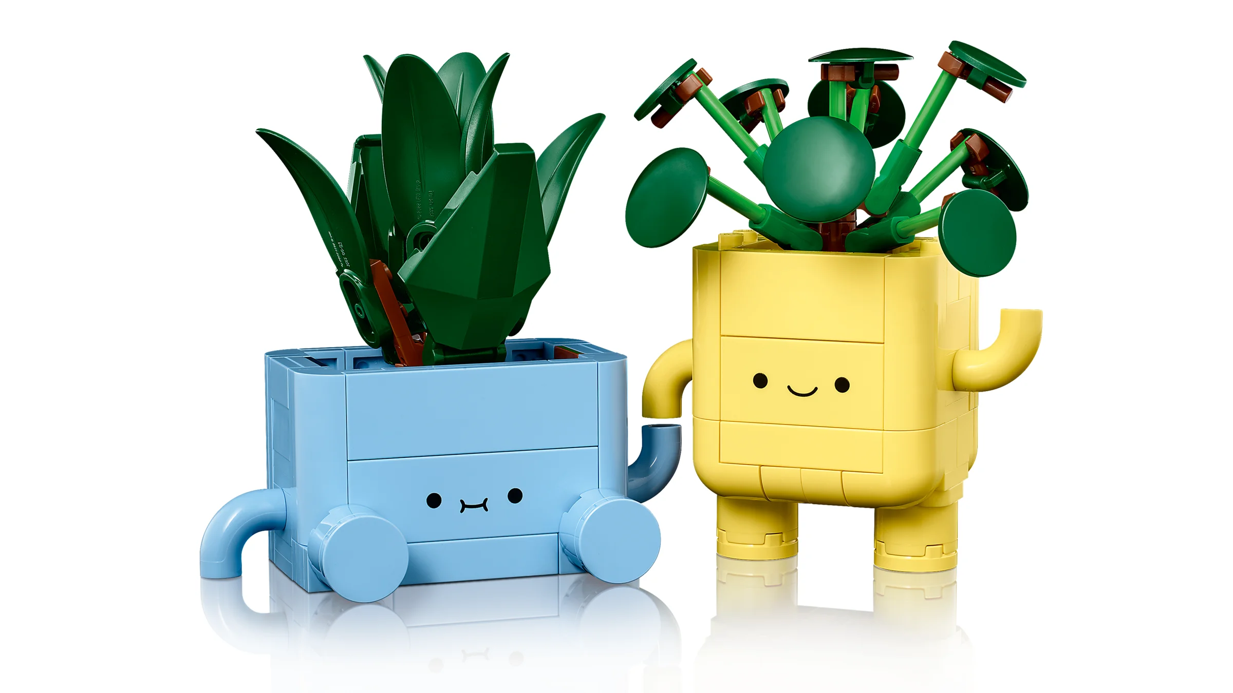 Două plante LEGO vesele, una albastră și una galbenă, cu ghivece expresive.