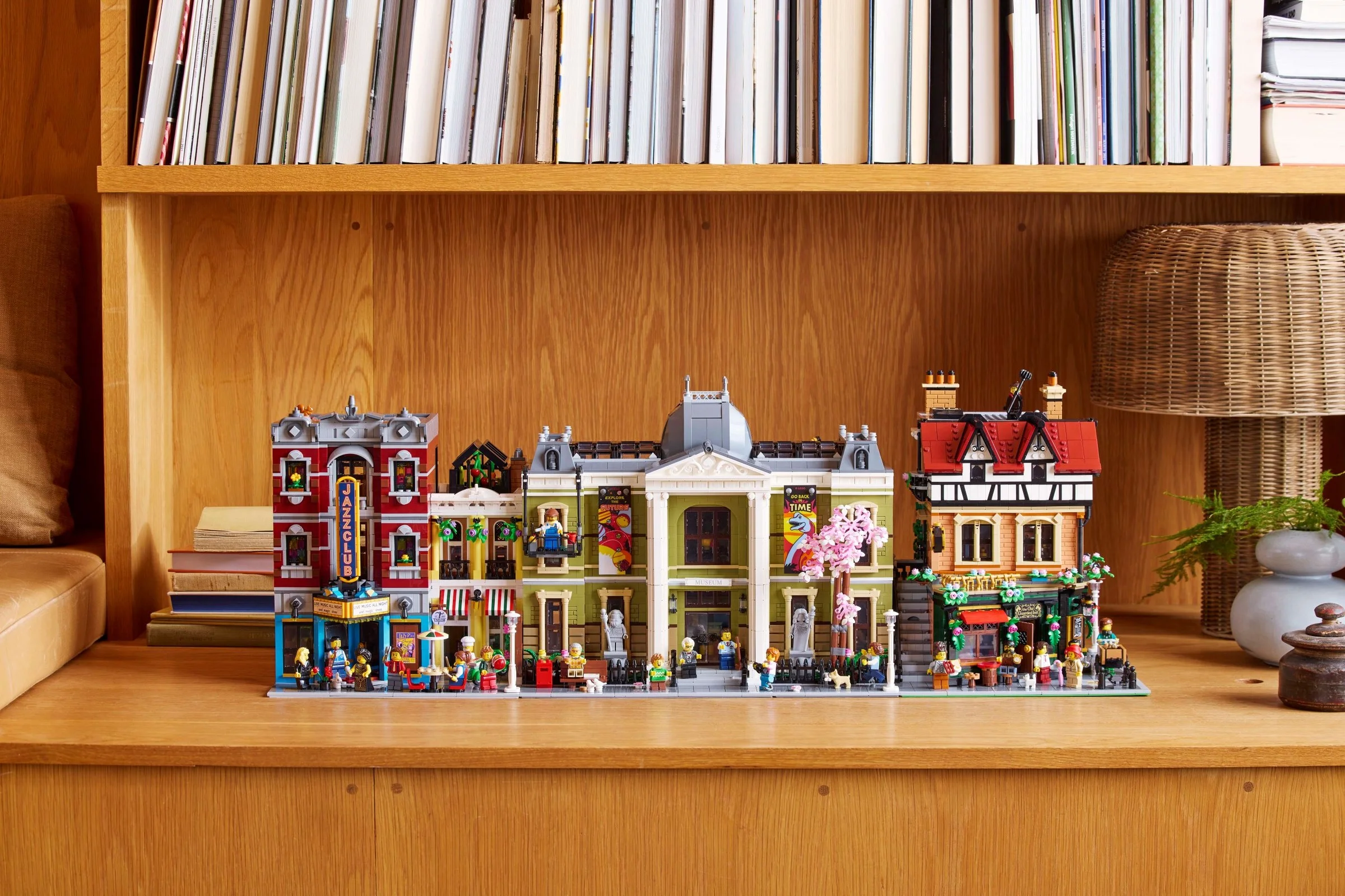 Imagine cu setul LEGO 10350 Tudor Corner, detaliind clădirile și minifigurinele incluse.