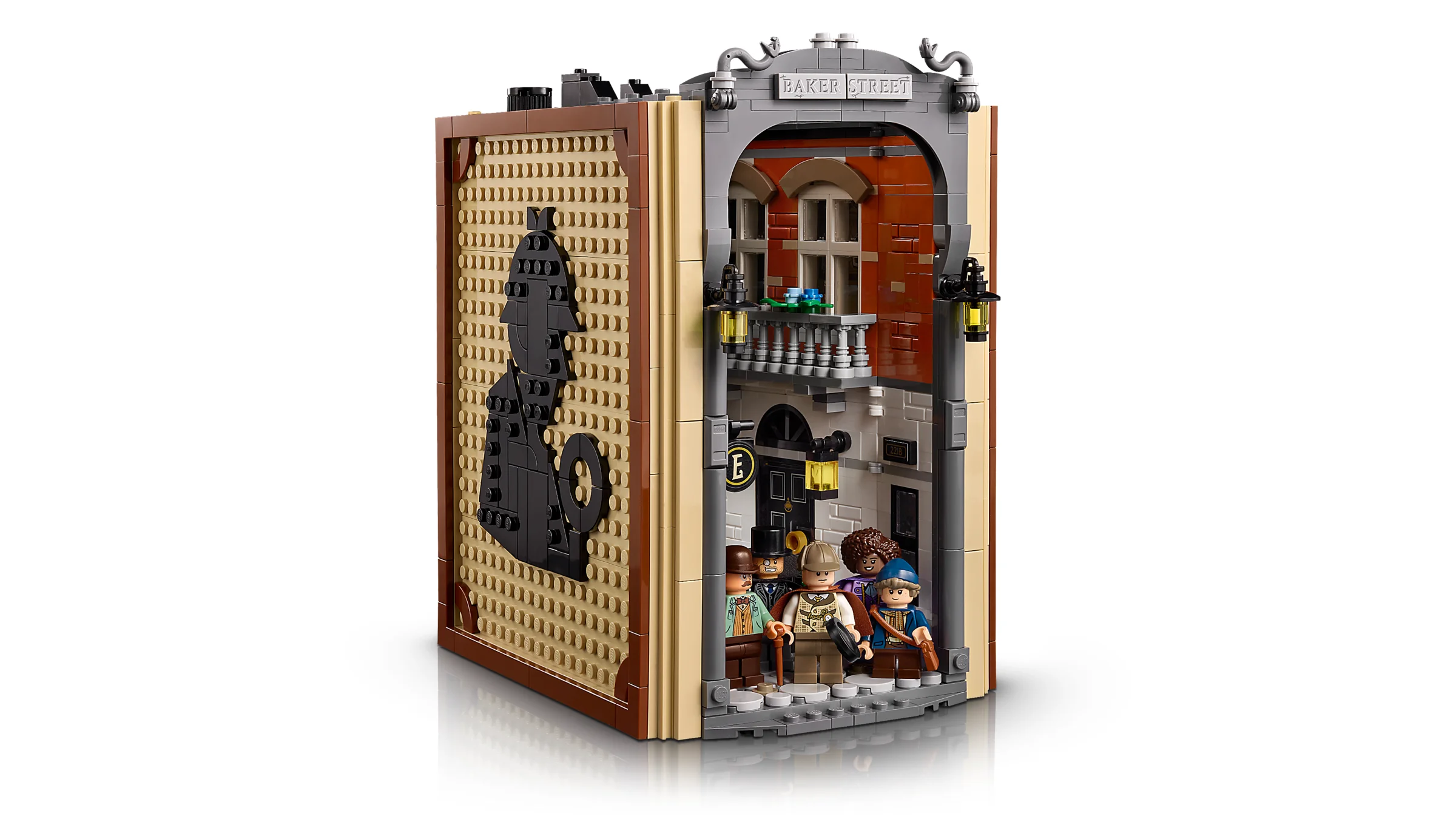 Prezentare a cărții LEGO Sherlock Holmes, cu minifigurinele și detaliile clădirii.