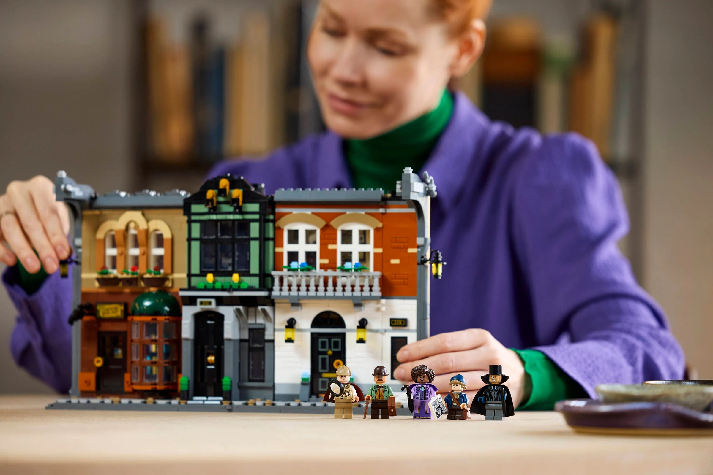 Prezentare a setului Sherlock Holmes Book Nook cu minifigurinele și detaliile clădirilor.