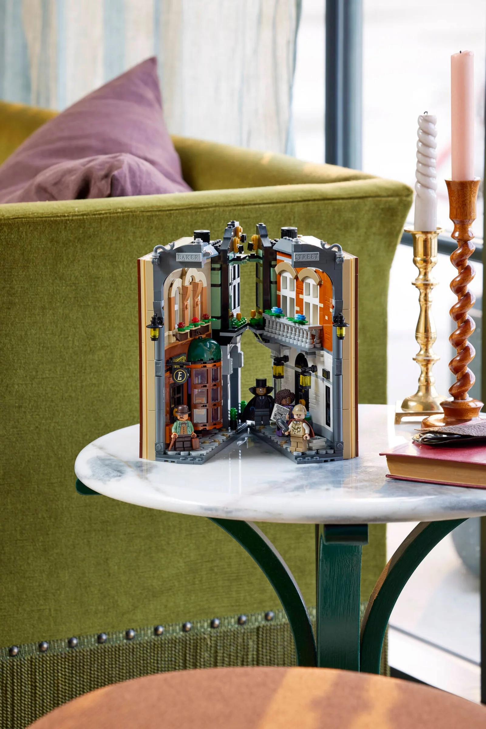 Setul LEGO Sherlock Holmes: Book Nook arată străzi englezești între două coperți de carte.