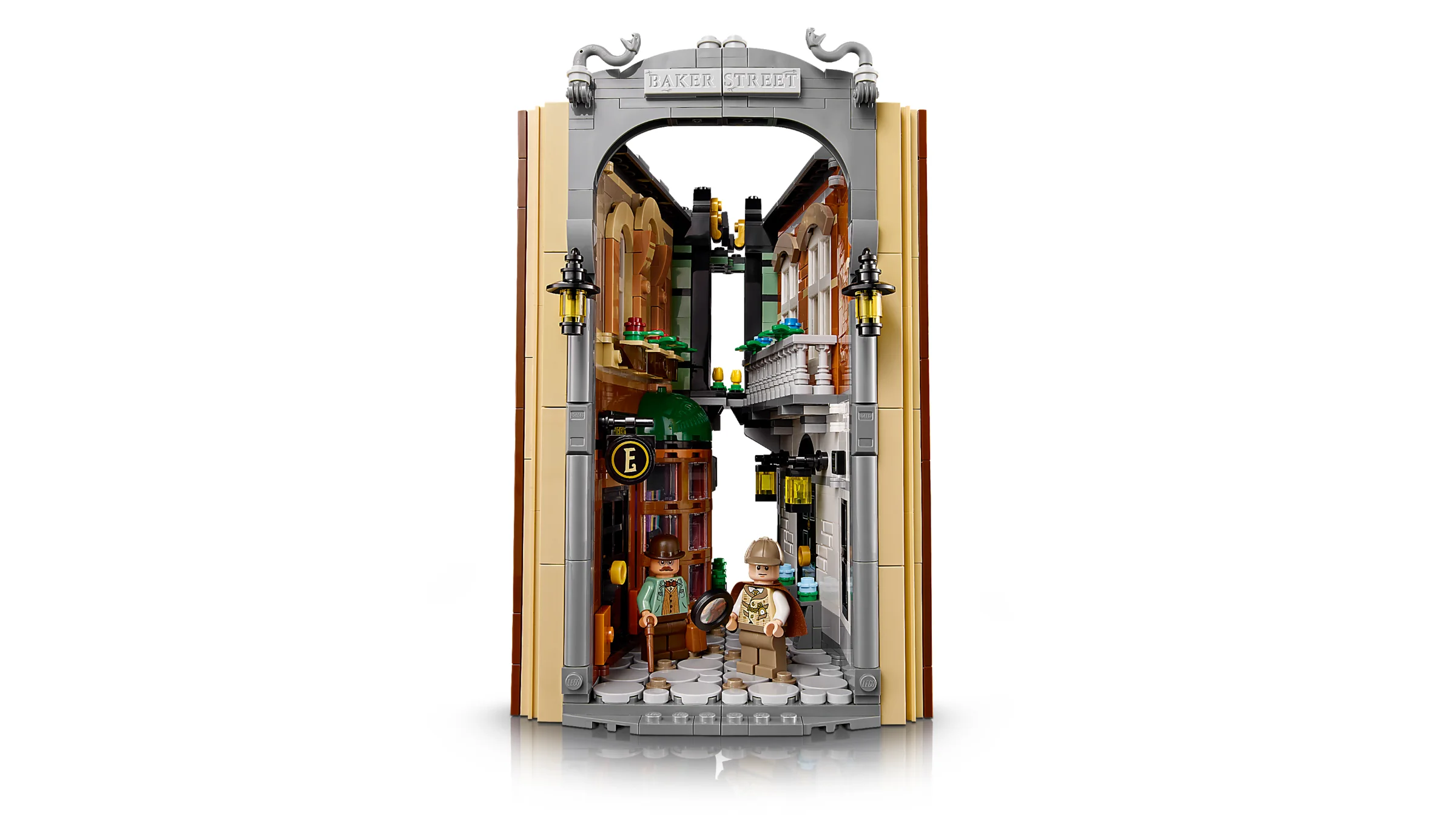 Imagine cu setul LEGO 10351 Sherlock Holmes: Book Nook, o dioramă detaliată a străzii Baker Street.