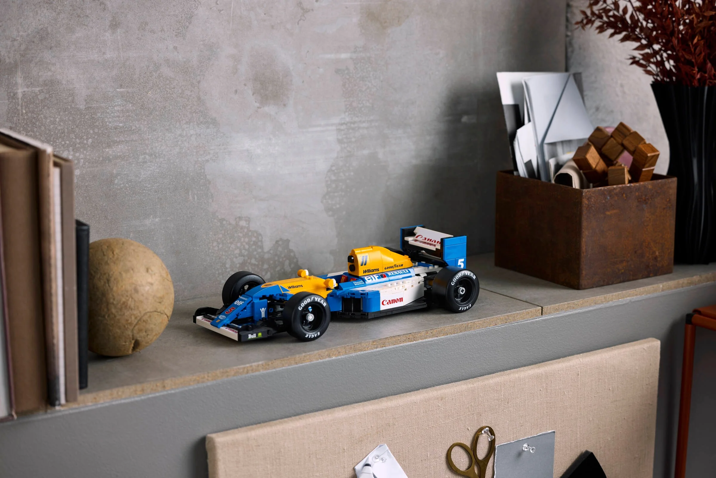 Modelul LEGO Williams FW14B, un omagiu adus lui Nigel Mansell.