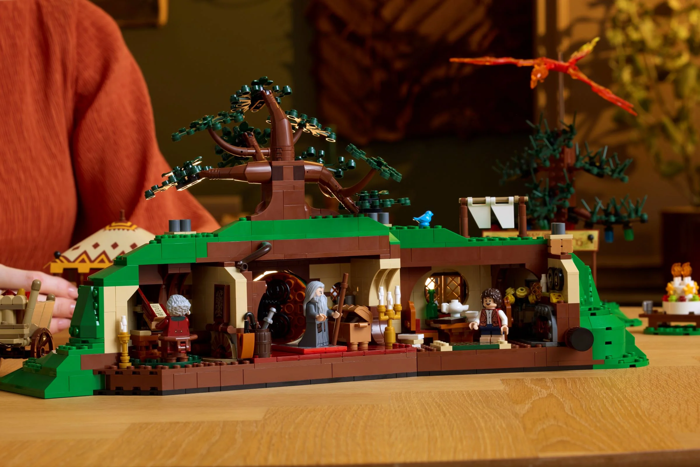 O vedere detaliată a interiorului Hobbiton LEGO, cu minifigurine și detalii elaborate.