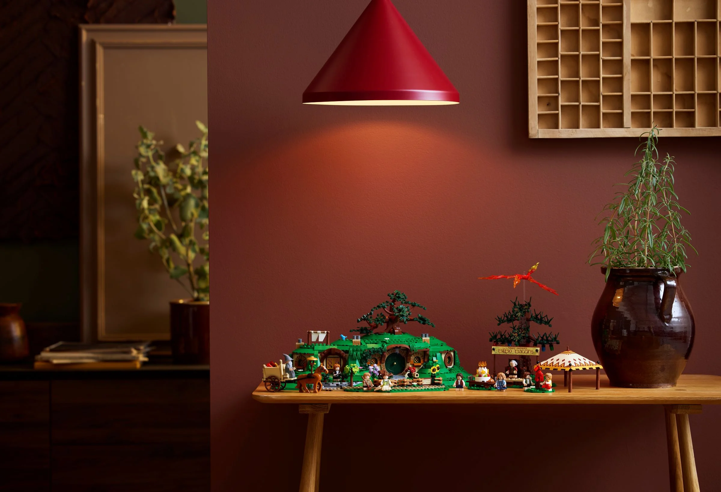 Imagine cu setul LEGO 10354 The Shire, ce recreează casa lui Bilbo Baggins, pe un fundal rustic.