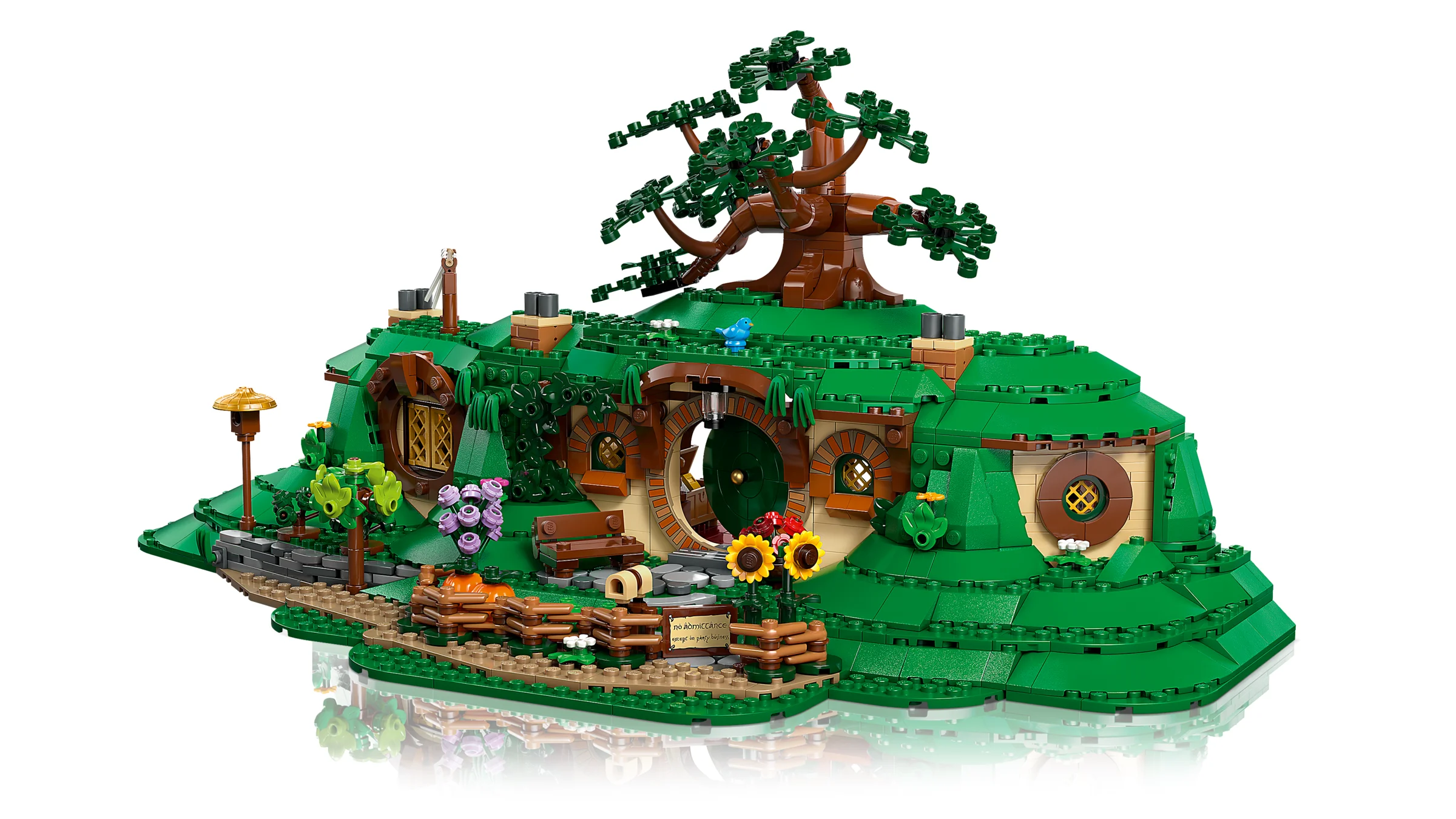 Imagine a setului LEGO 10354, Hobbiton, cu ușa verde rotundă și peisajul pitoresc din jur.