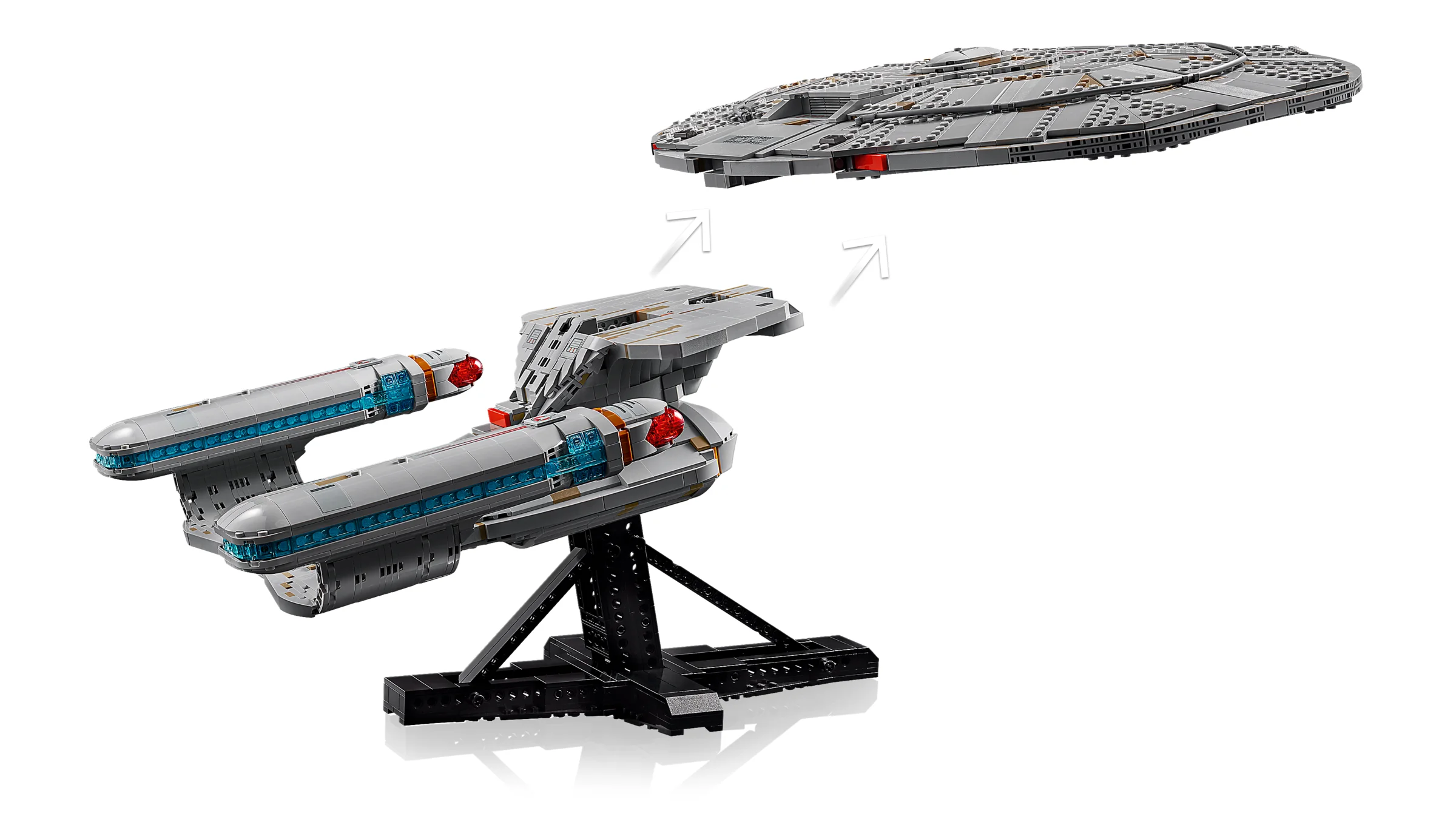 Imagine detaliată cu U.S.S. Enterprise NCC-1701-D LEGO, care arată separarea carcasei. 