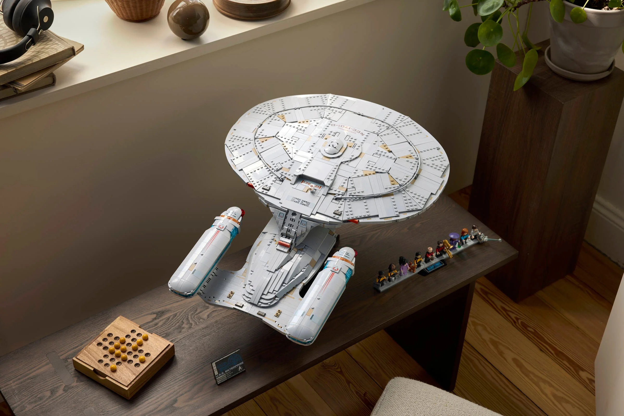 Modelul LEGO U.S.S. Enterprise NCC-1701-D expus într-un cadru elegant. O piesă de colecție impresionantă.