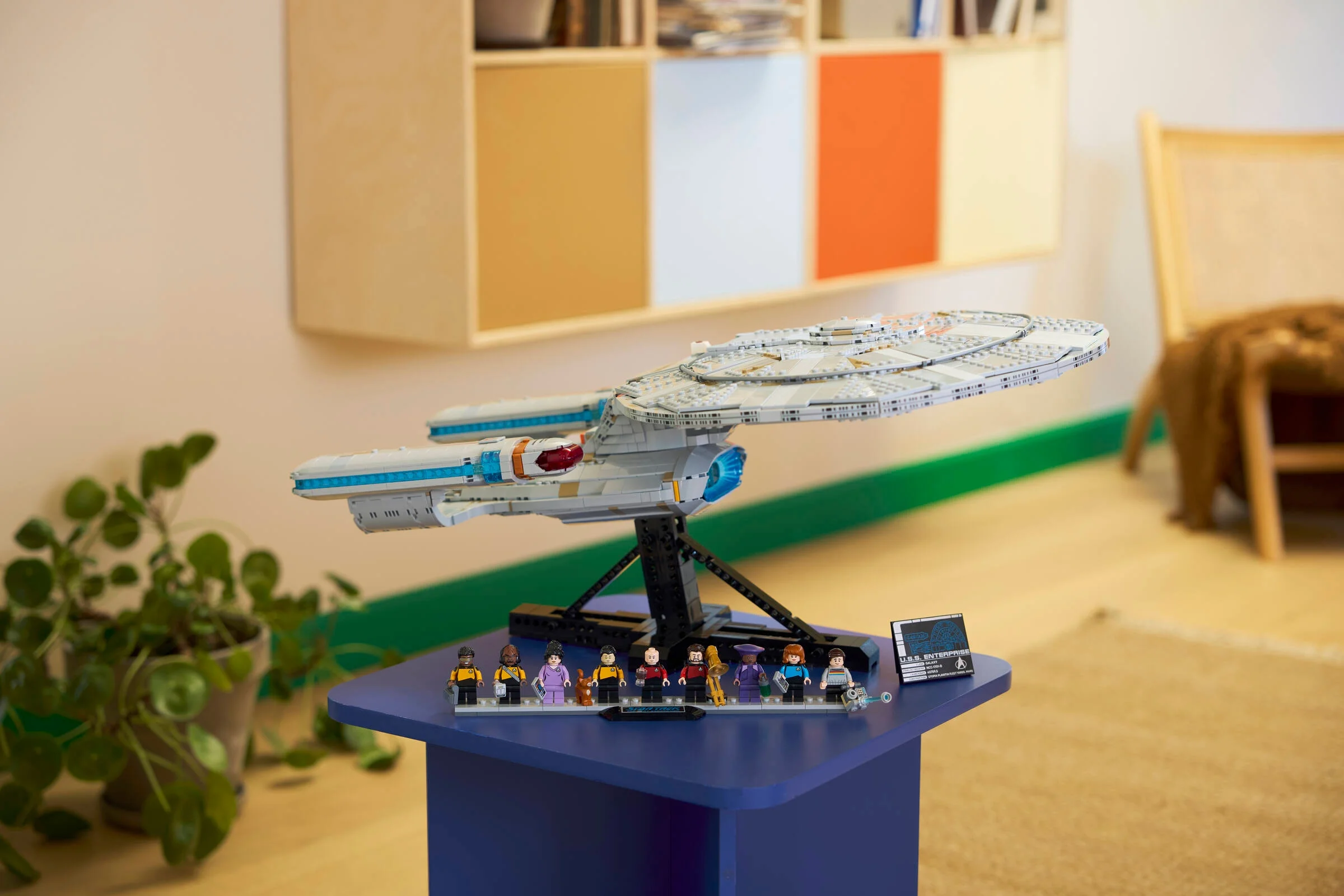 Modelul U.S.S. Enterprise NCC-1701-D cu minifigurinele aferente. O imagine detaliată.