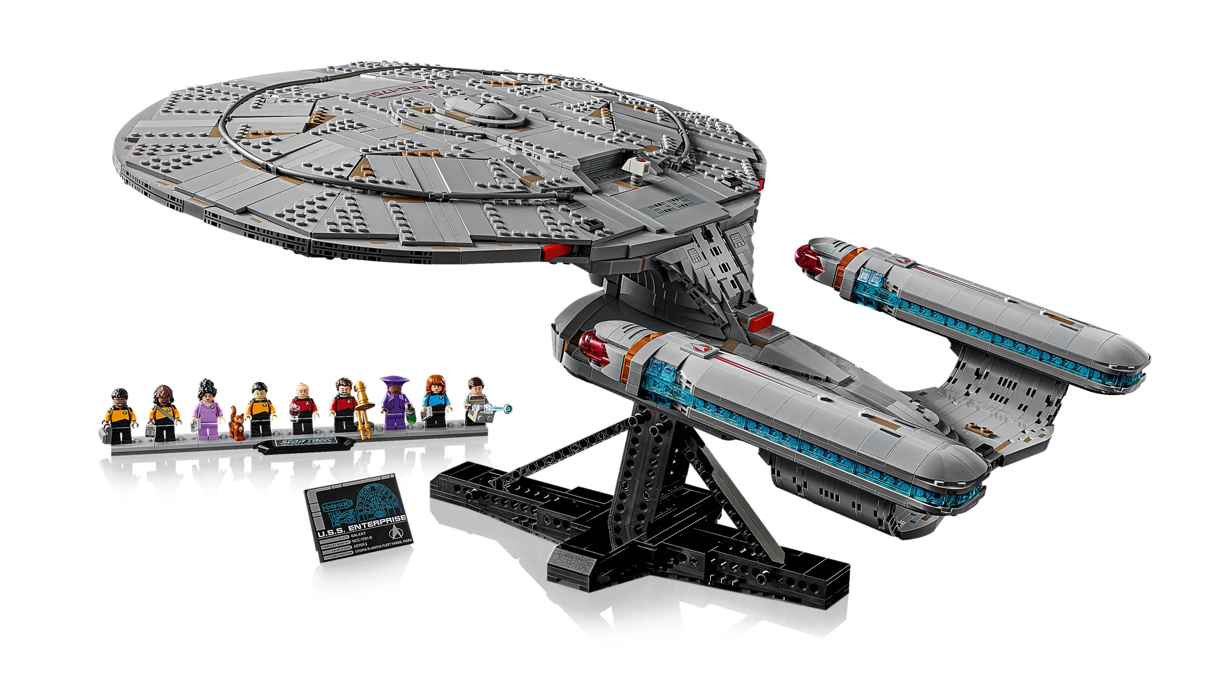 Imagine cu modelul LEGO U.S.S. Enterprise NCC-1701-D și minifigurinele echipajului.