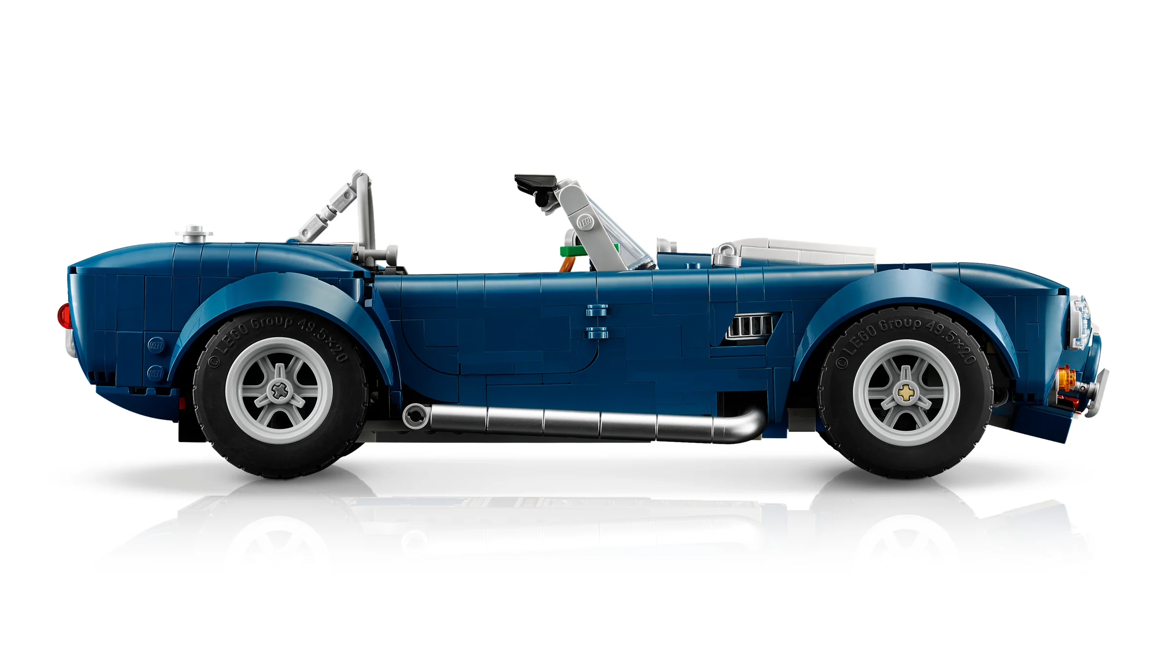 Imagine laterală detaliată a modelului LEGO Shelby Cobra 427 S/C. Design albastru elegant și detaliile rafinate sunt evidențiate.