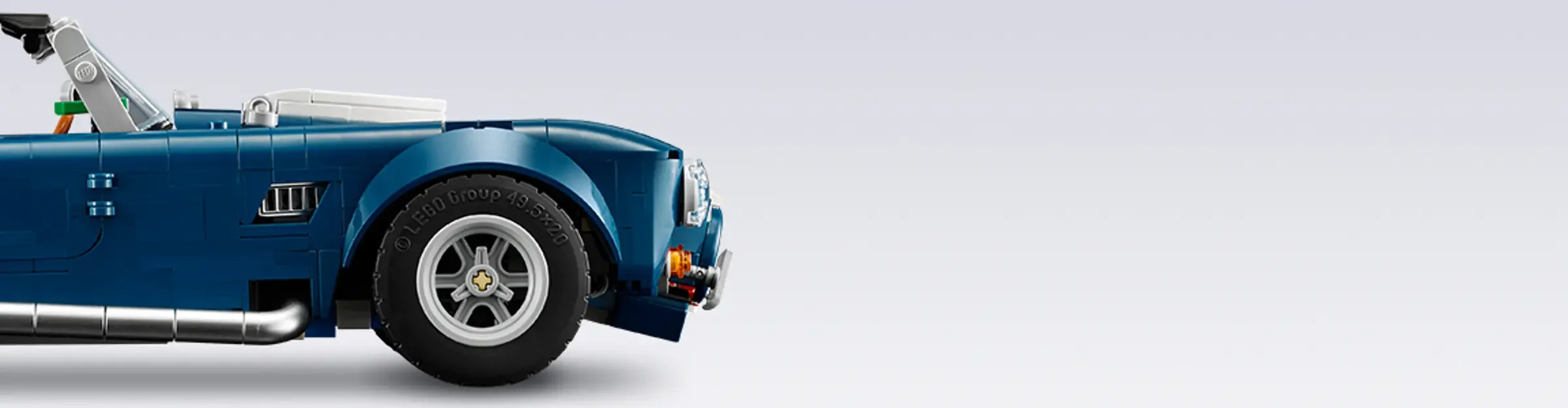 O vedere laterală a modelului LEGO Shelby Cobra 427 S/C, accentuând designul detaliat al mașinii.