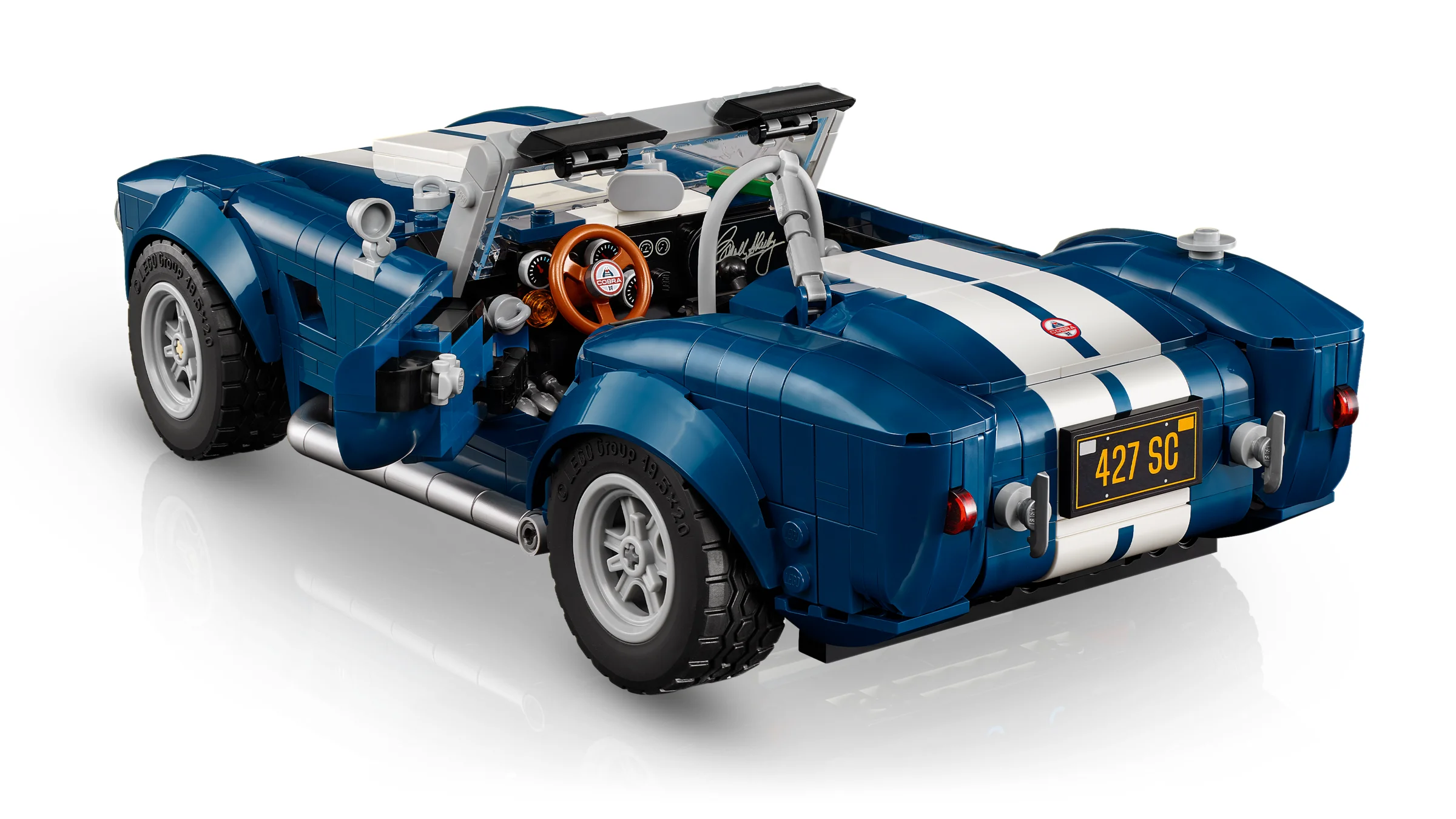 Modelul LEGO Shelby Cobra 427 S/C albastră, cu detalii realiste și aspect elegant.