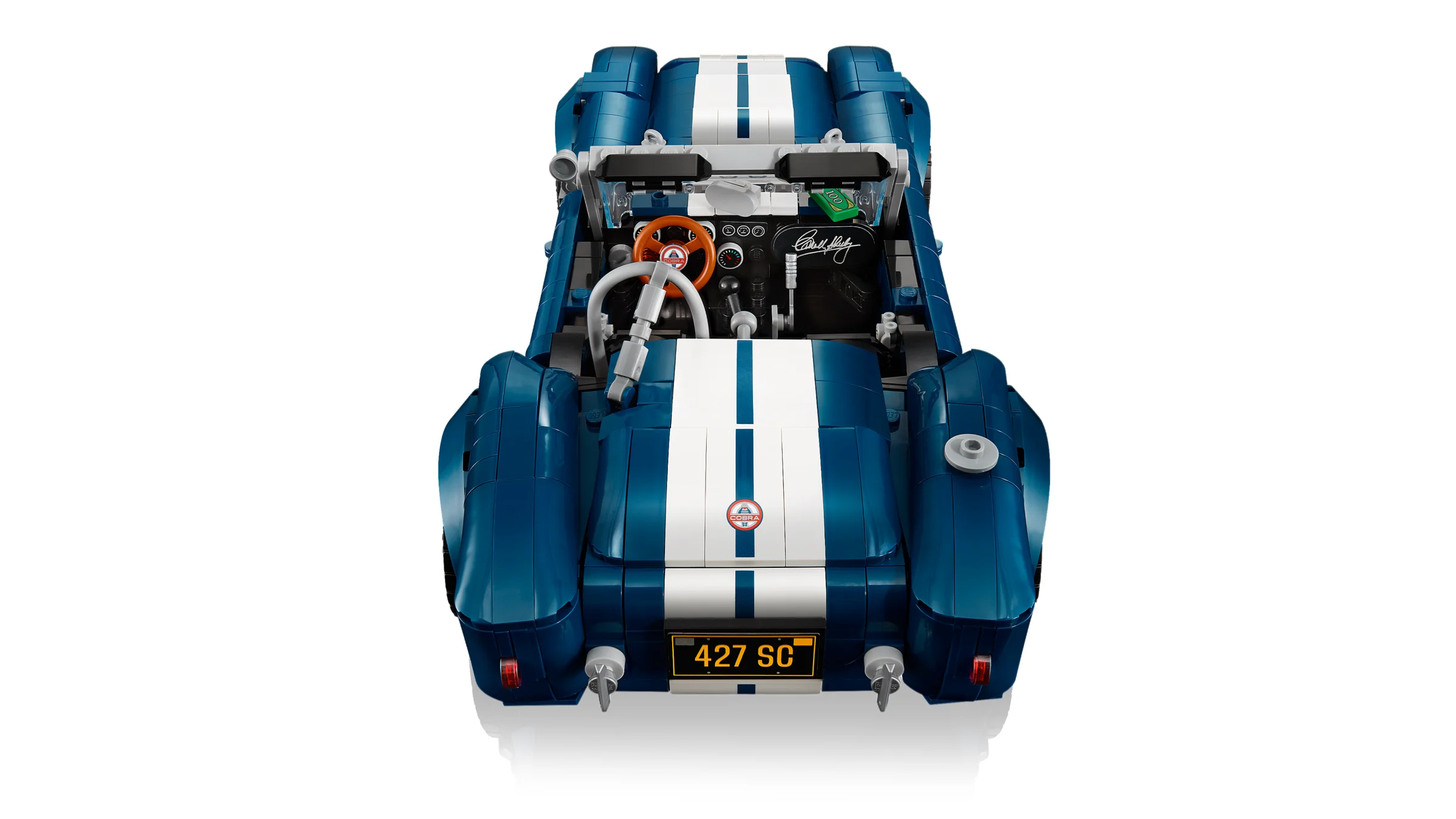 O vedere din spate a modelului LEGO Shelby Cobra 427 S/C, evidențiind detaliile.