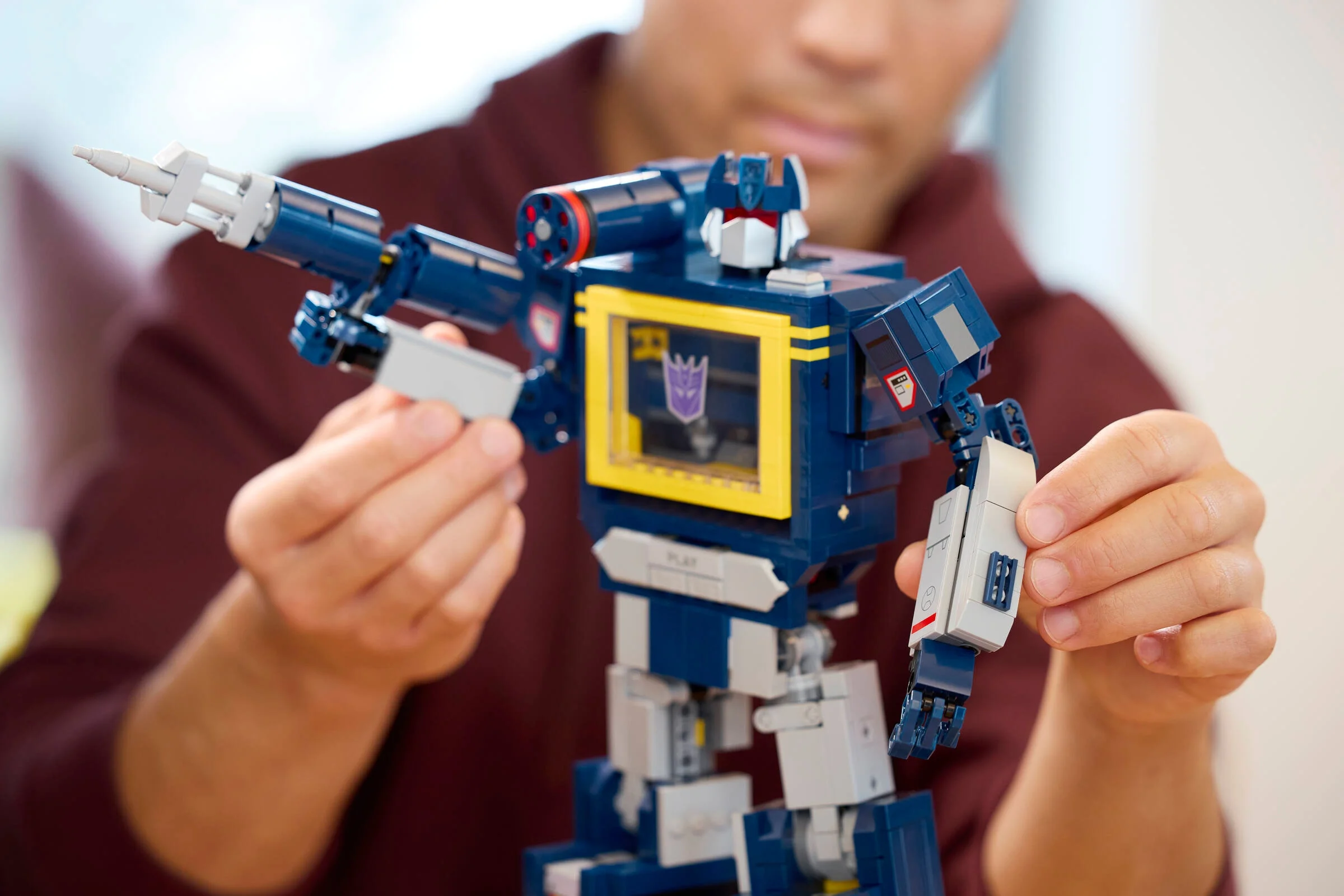 Modelul Soundwave LEGO 10358 ținut de o persoană, detaliind designul și trăsăturile.