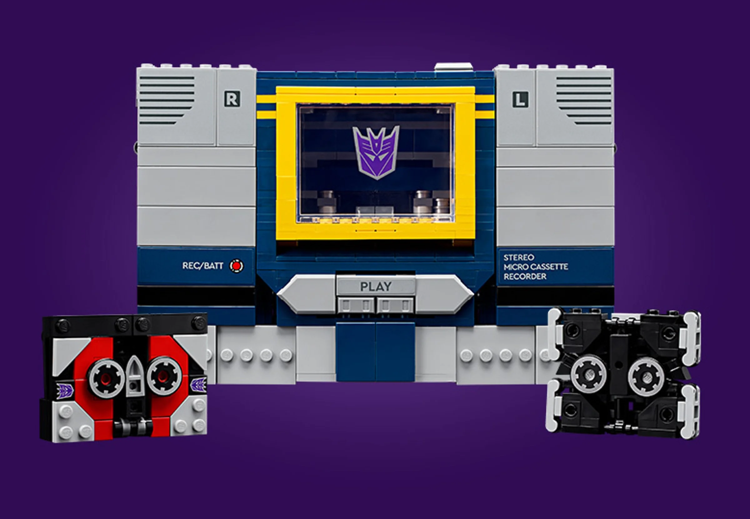 Setul LEGO Soundwave, cu detalii precise și două casete, pe fundal violet.
