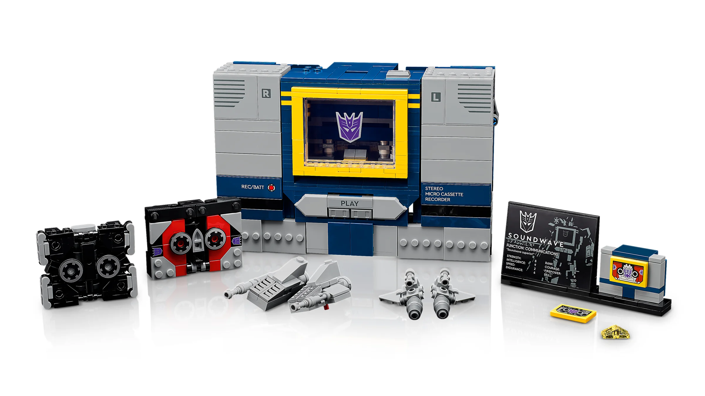 Imagine cu setul LEGO 10358 Transformers: Soundwave și accesoriile sale.