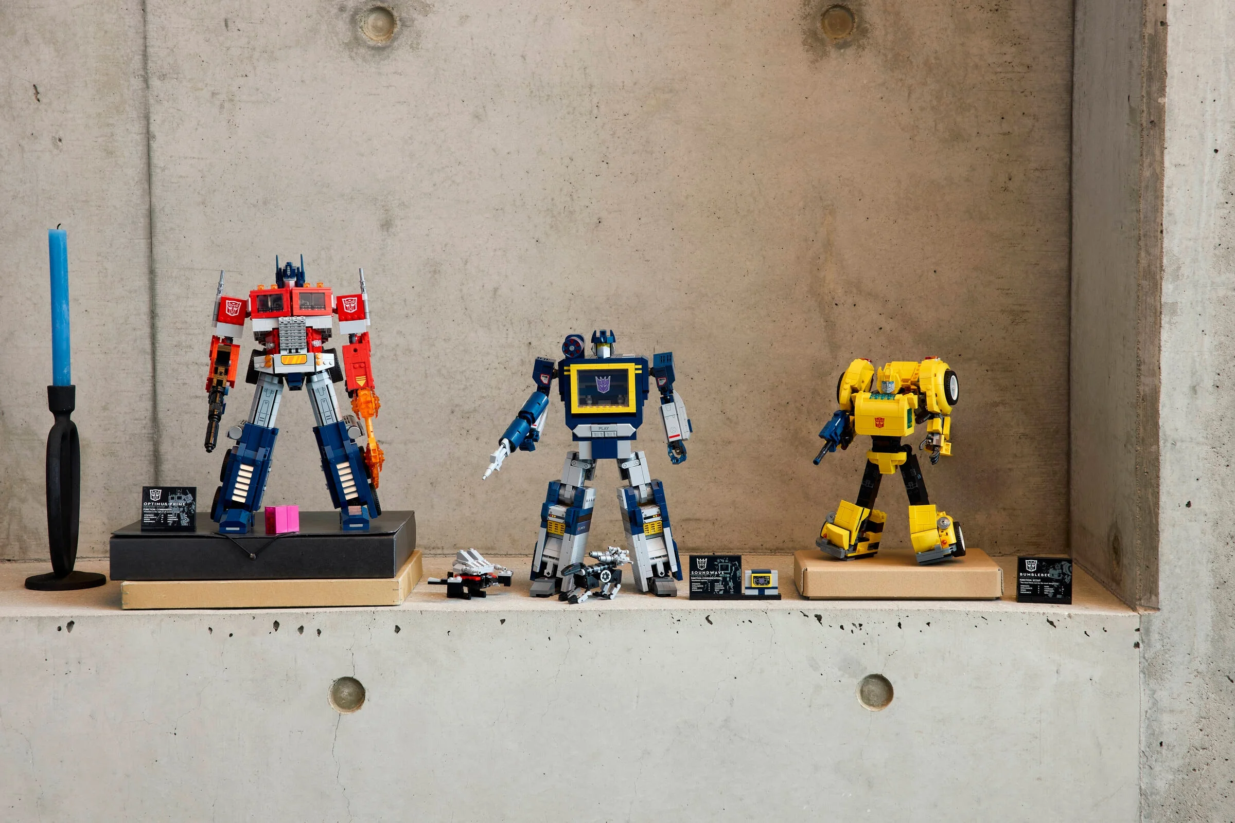 Imagine cu Soundwave LEGO alături de Optimus Prime și Bumblebee. Arată designul și detaliile setului.