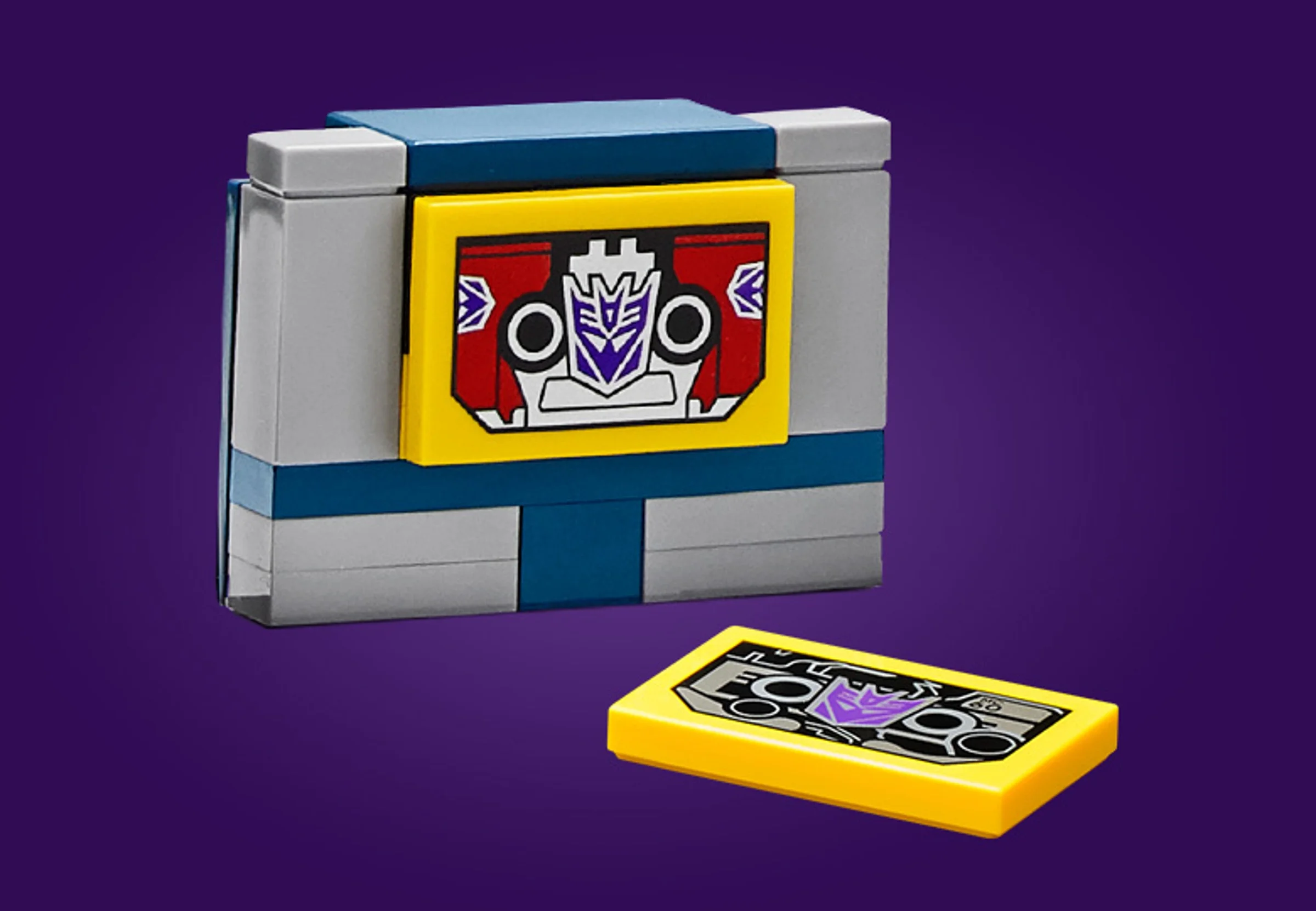 Soundwave LEGO cu caseta inclusă. O imagine detaliată a modelului finalizat, pe fundal violet.