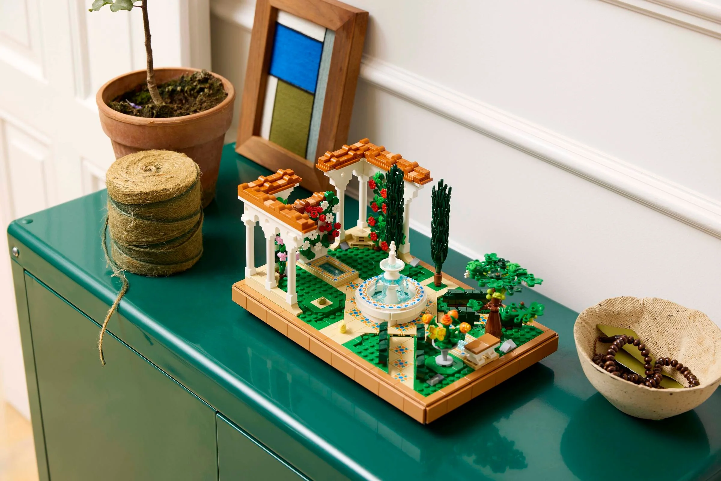 Grădină cu fântână LEGO 10359, vedere de ansamblu, detaliată. Atmosferă relaxantă, elegantă și rafinată.