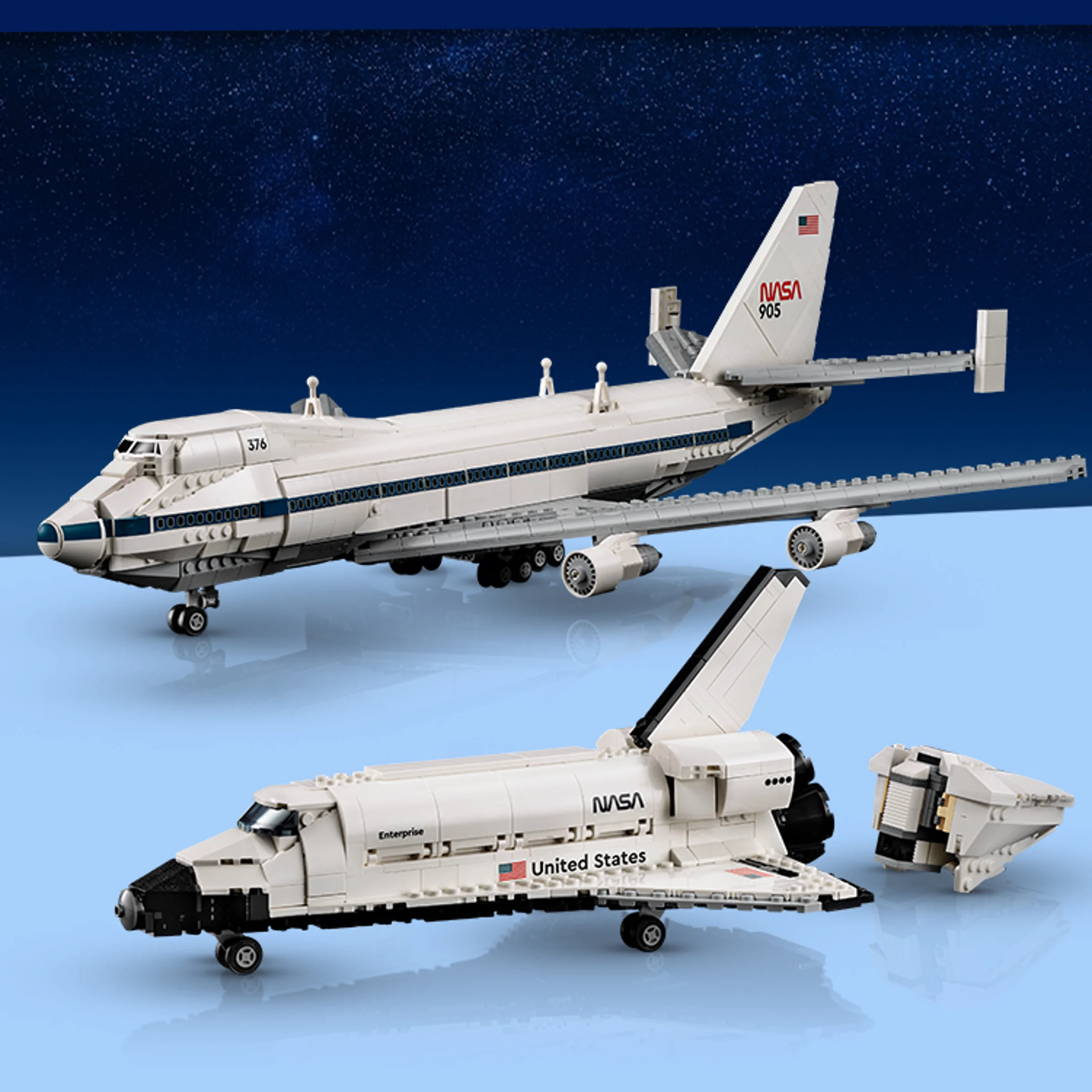 Imagine cu aeronava purtătoare și naveta spațială Enterprise, un set LEGO Icons detaliat.