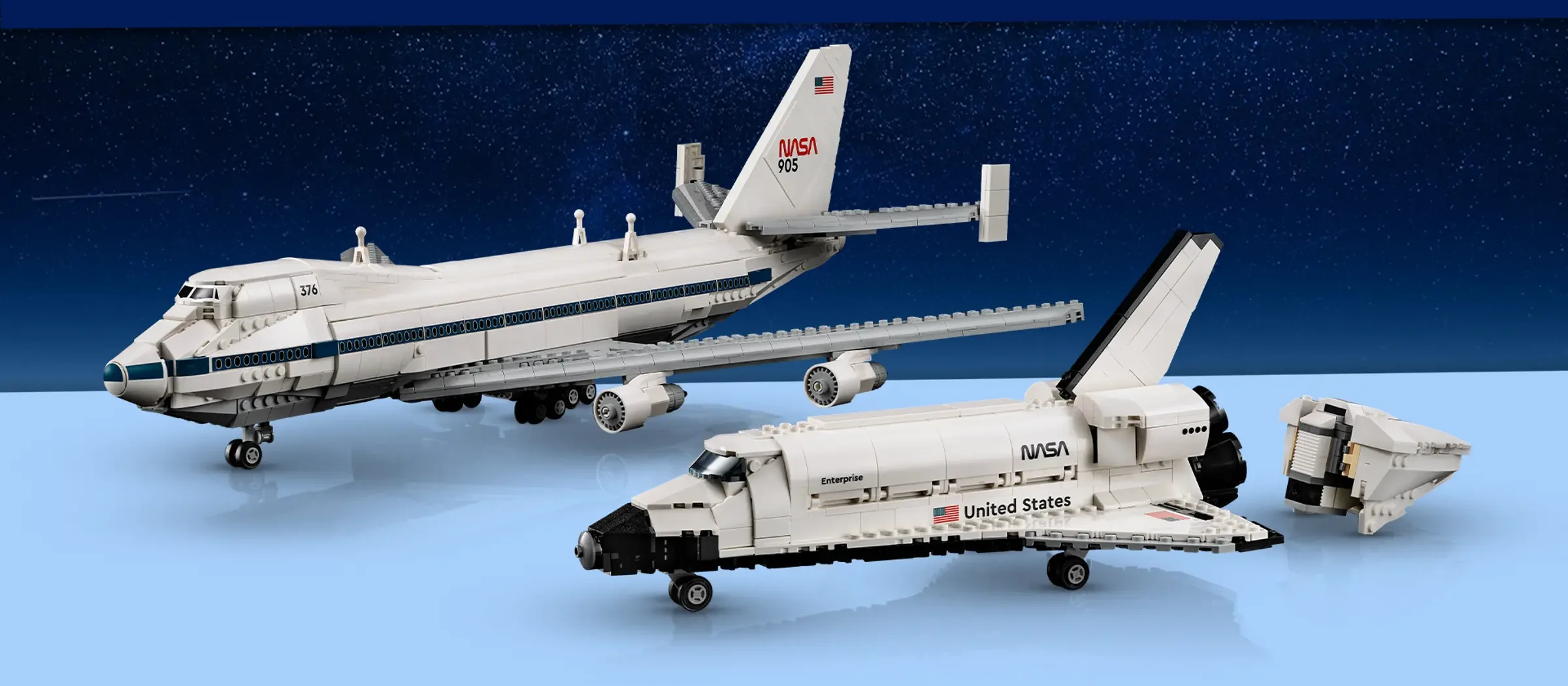 Imagine cu avionul purtător și naveta spațială Enterprise LEGO, pe un fundal spațial.