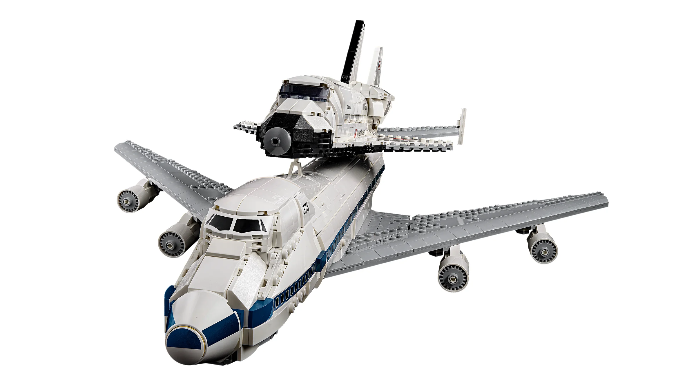 Imagine detaliată cu aeronava purtătoare și naveta spațială, un model LEGO impresionant.
