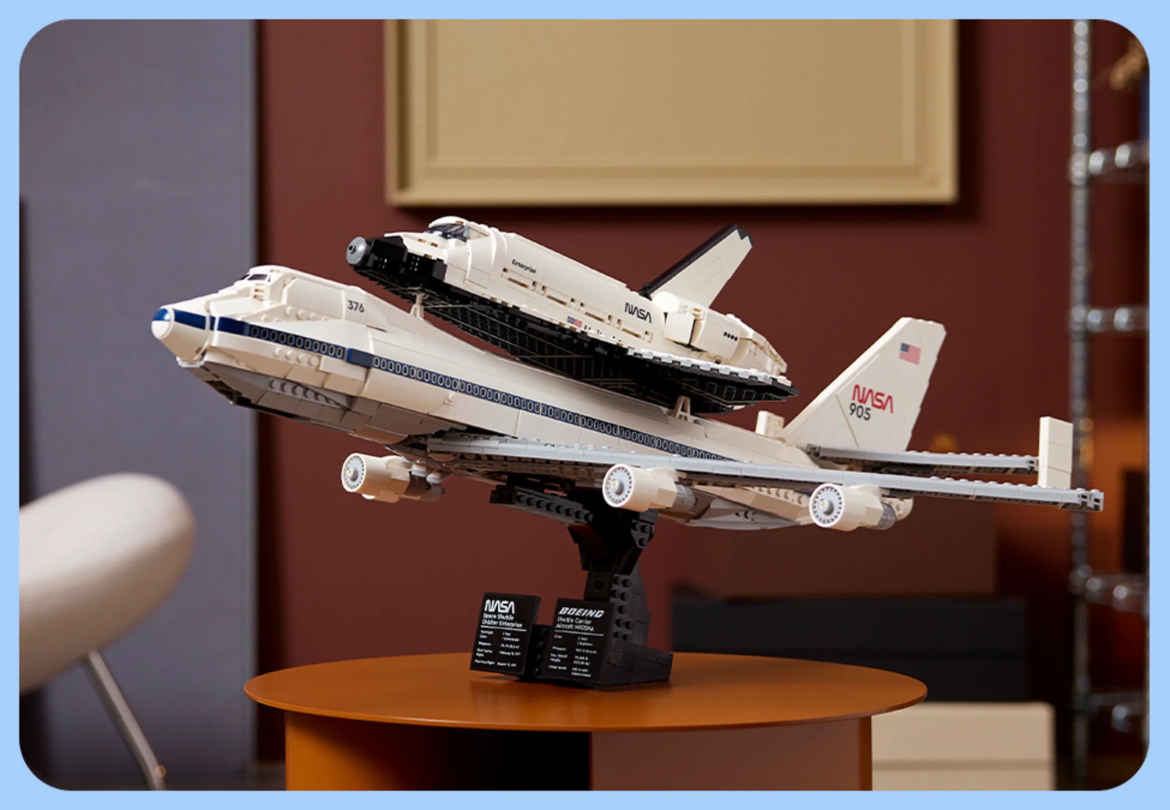 Modelul LEGO al avionului purtător și navetei spațiale Enterprise. O piesă de colecție.