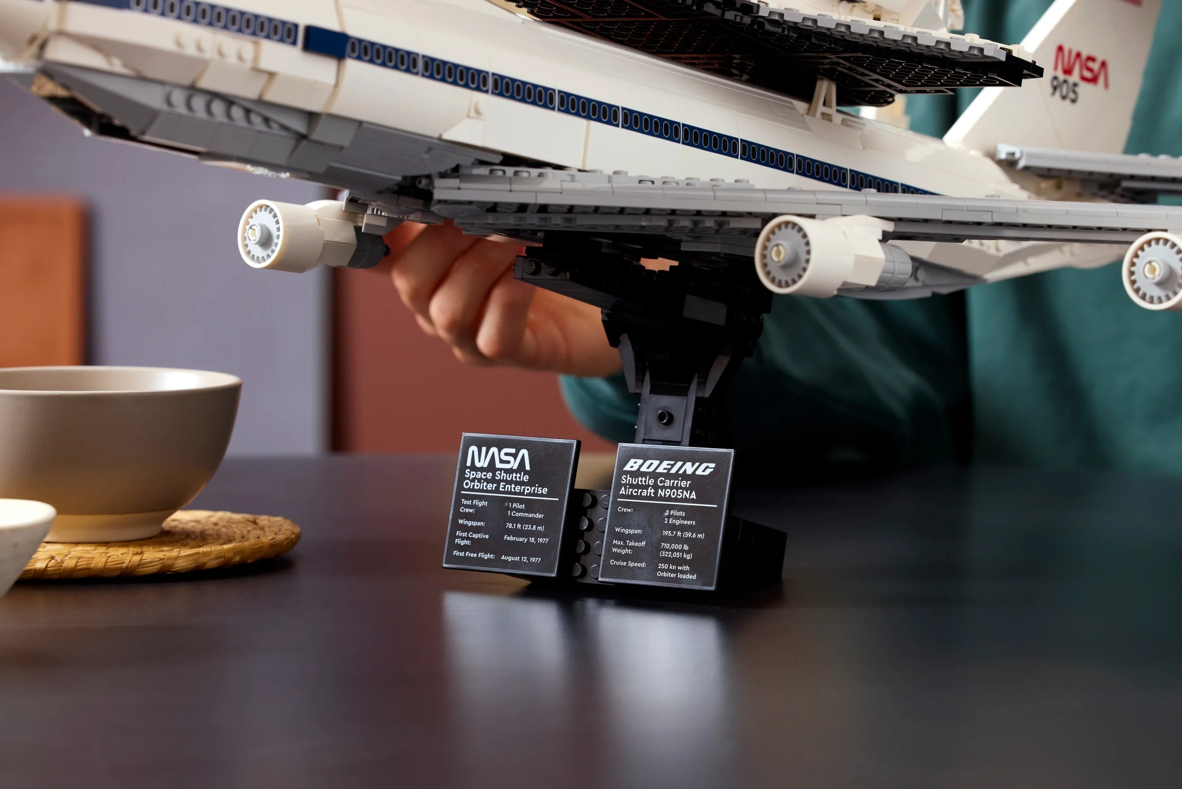 Modelul LEGO al avionului purtător Space Shuttle, cu plăcuțe informative. Detaliu cu avionul în sine.