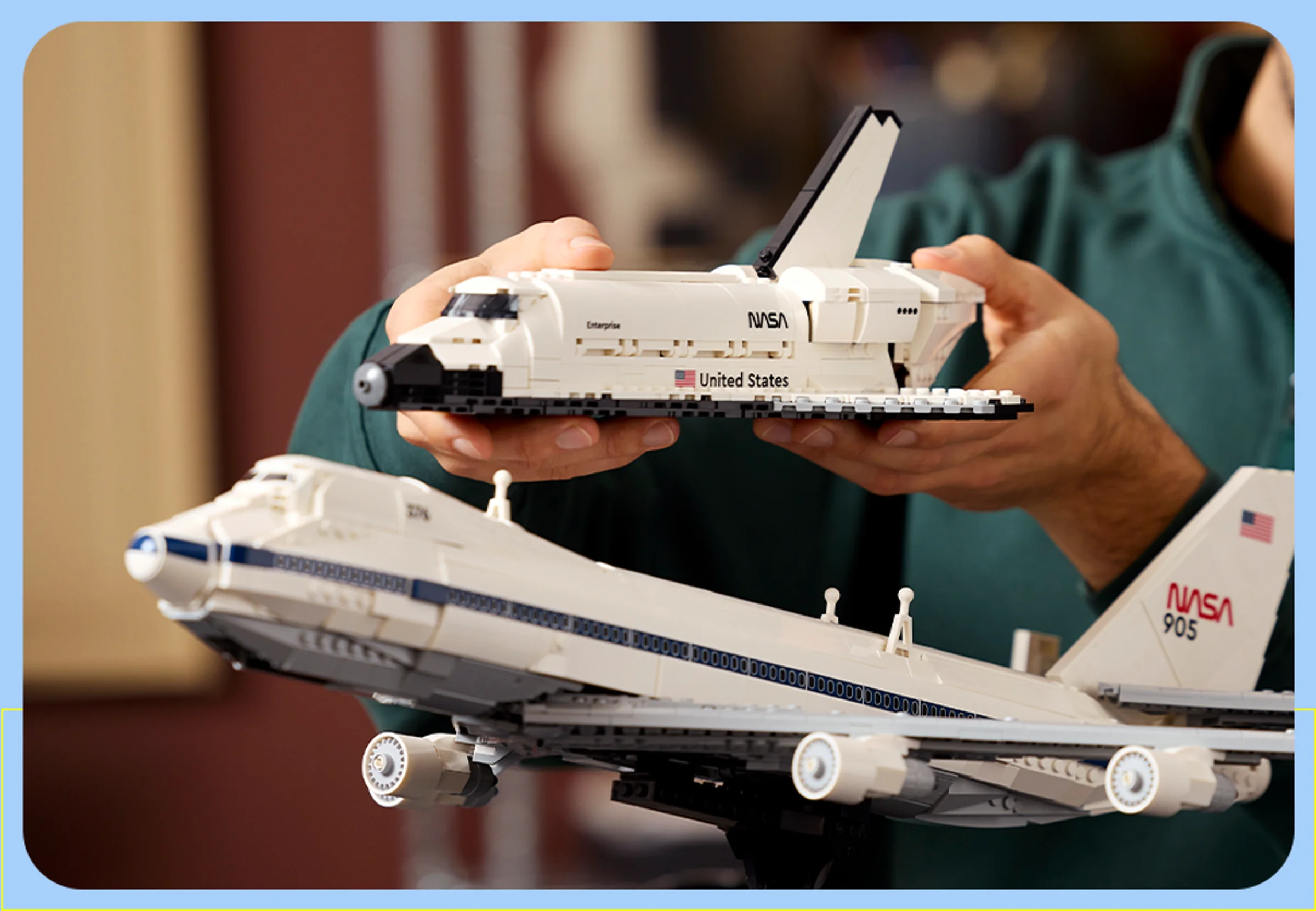 Modelul LEGO detaliat al aeronavei purtătoare și navetei spațiale Enterprise, prezentate de o persoană.