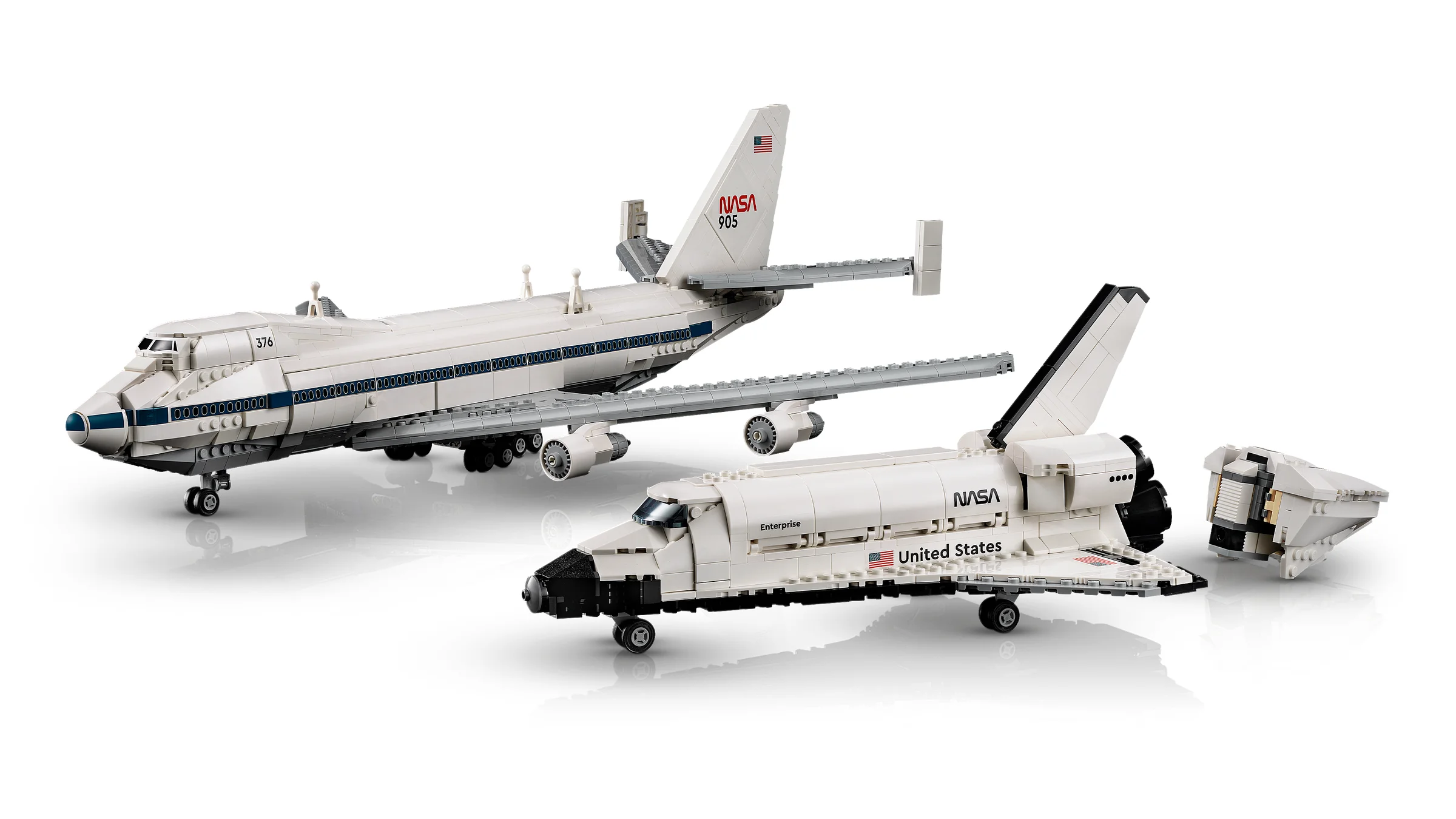 Reprezentare LEGO a avionului purtător și a navetei spațiale Enterprise. Model detaliat.