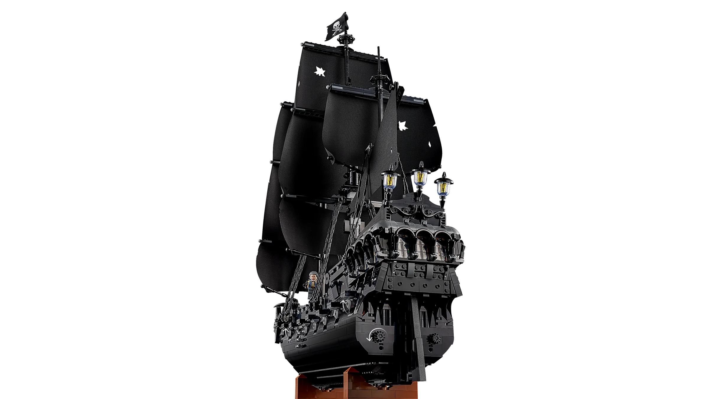 Imagine detaliată a corabiei LEGO a lui Jack Sparrow, model finisat, cu velele negre.
