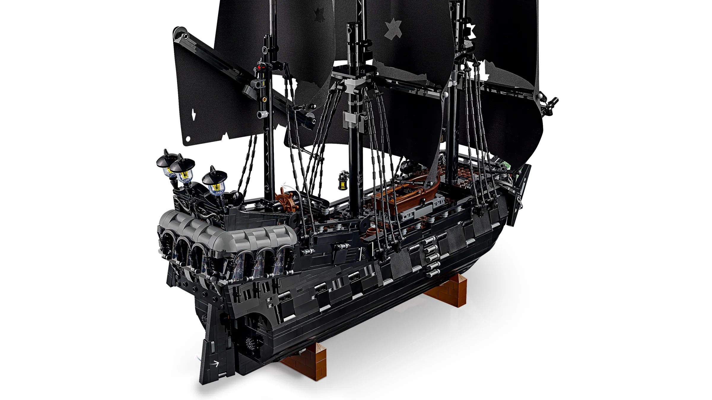 Imagine detaliată a corabiei piraterești Black Pearl LEGO, cu pânzele negre și designul complex.