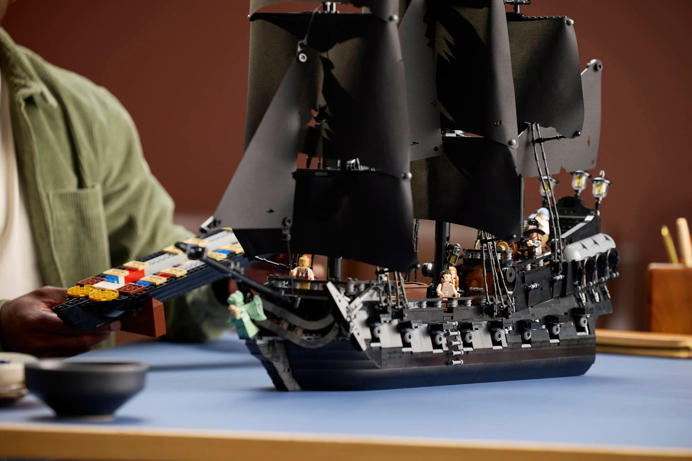 Modelul LEGO al navei piraților lui Jack Sparrow, construit parțial, detaliat.