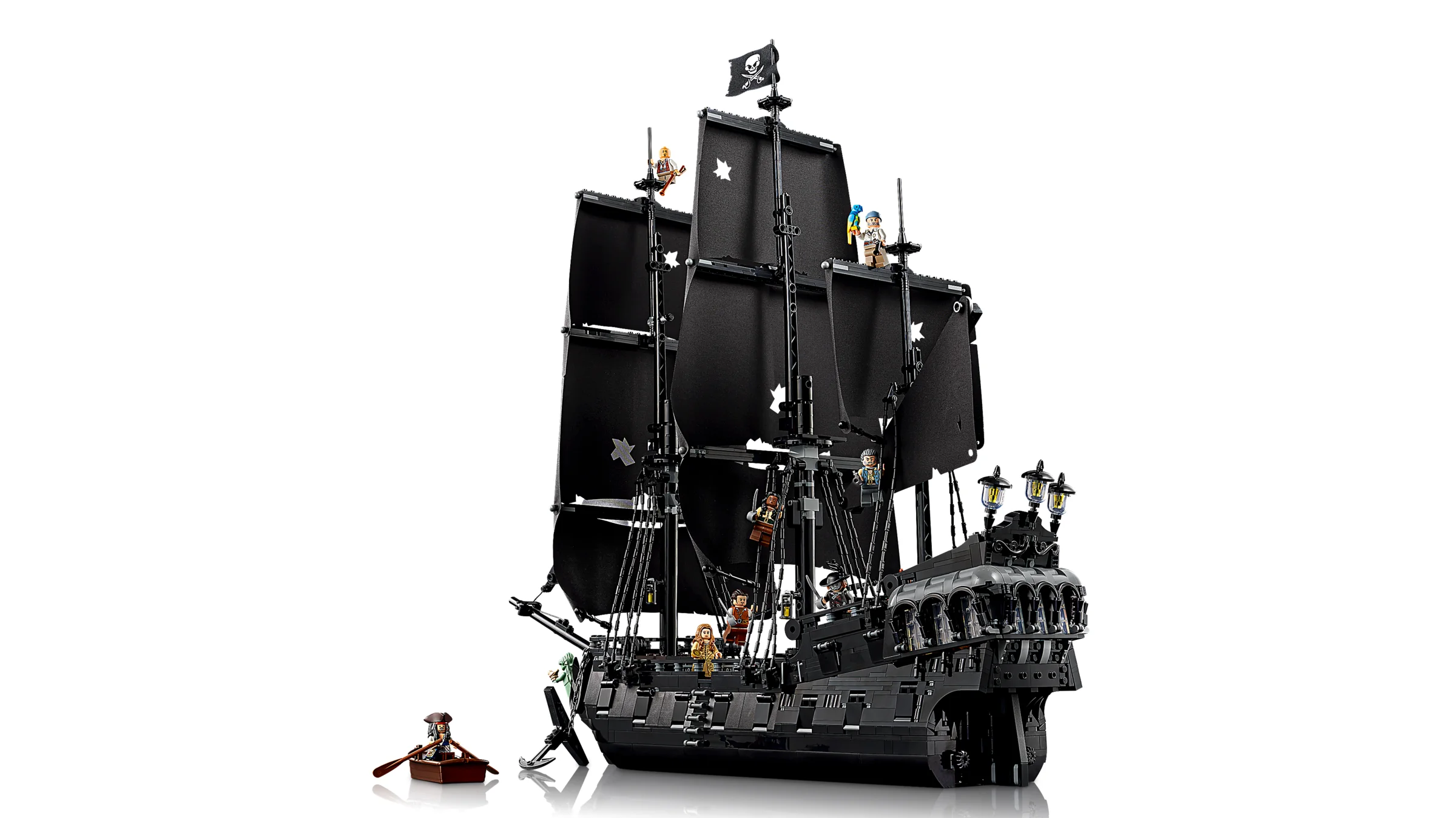 Imagine cu nava pirat Black Pearl, construită din piese LEGO. Model detaliat și impunător.