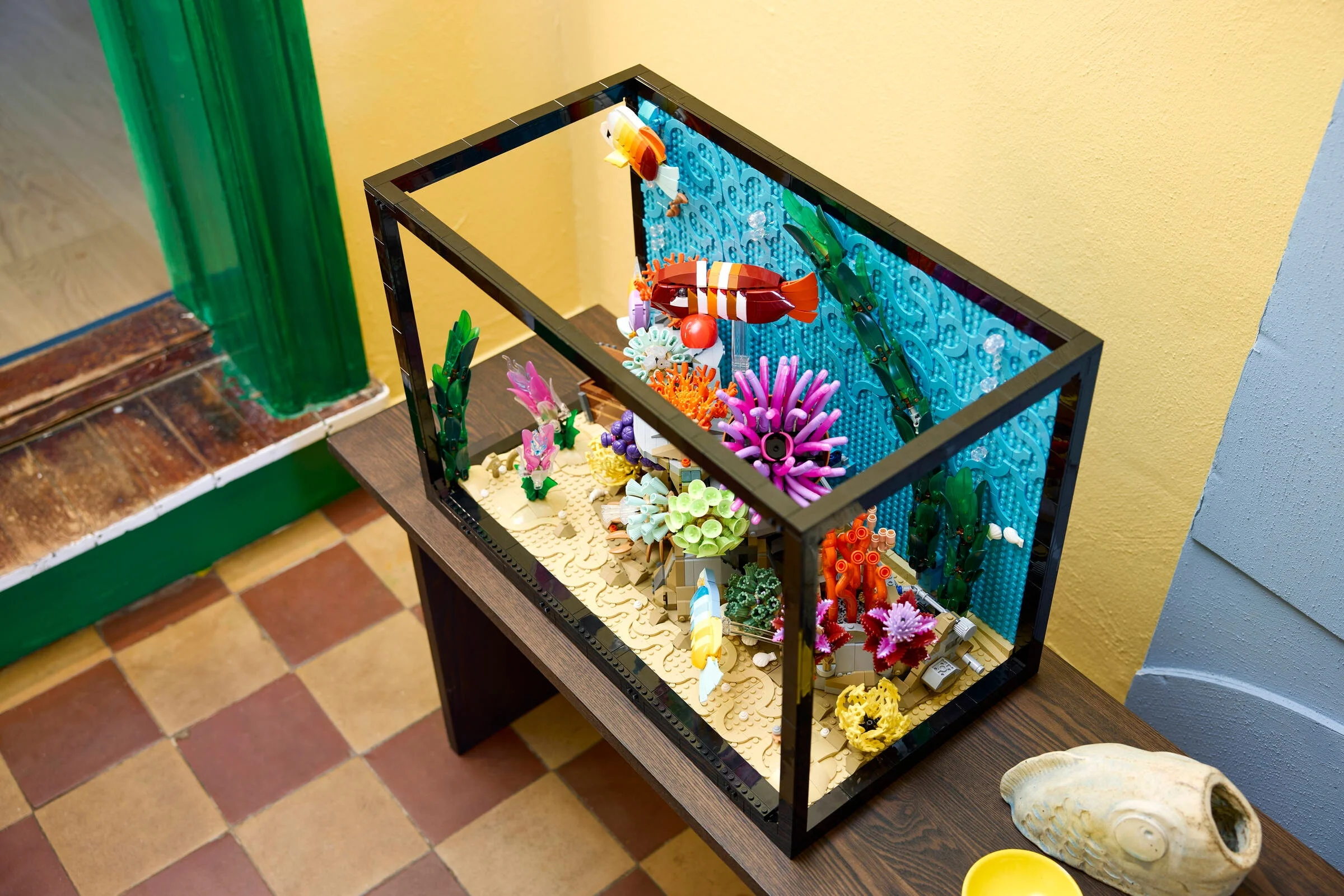 Imagine detaliată cu acvariul tropical LEGO 10366, prezentând peștii, corali și decorul. Un model viu colorat.